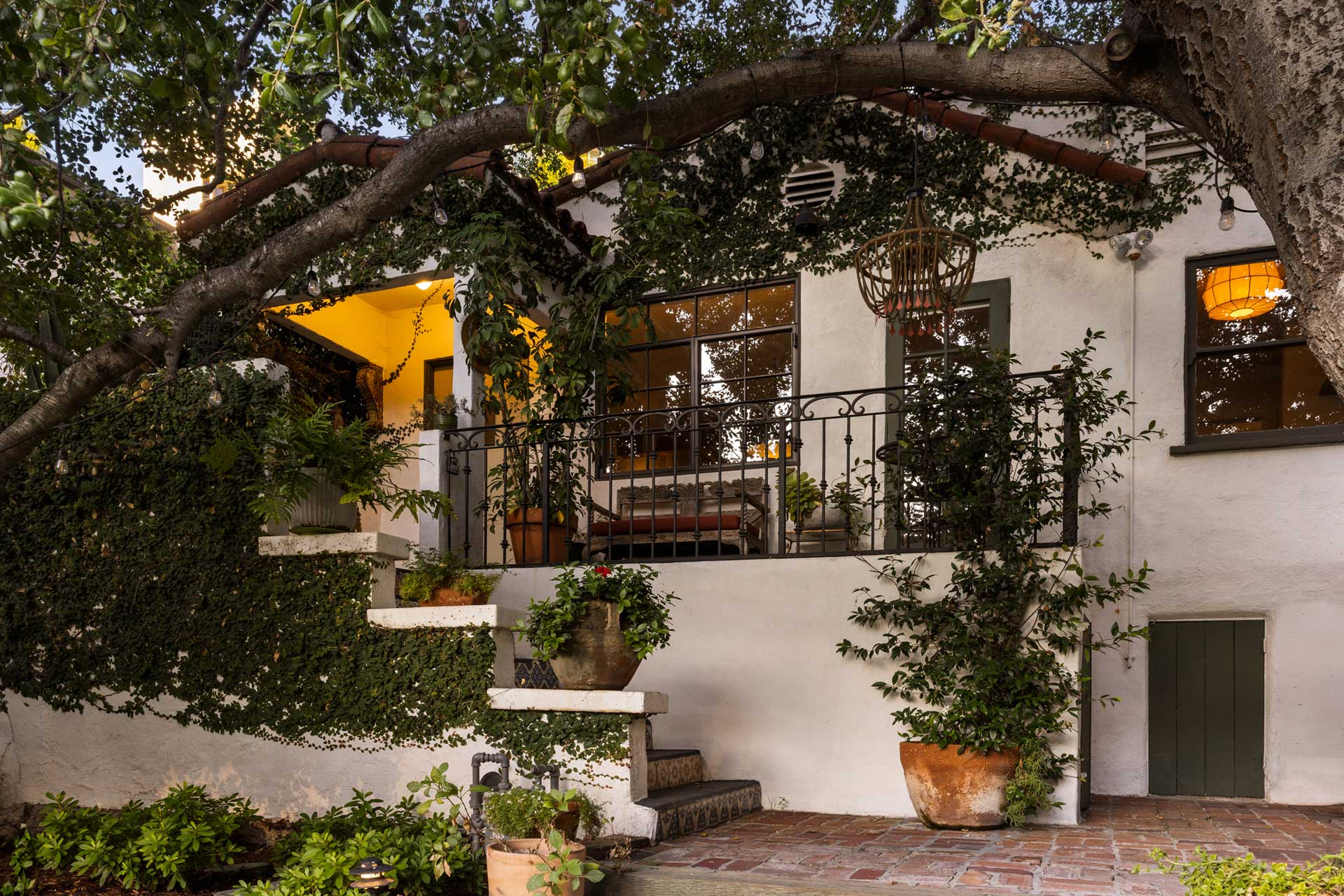 peaceful-beachwood-retreat_house_los-angeles-usa_exterior-night.jpg