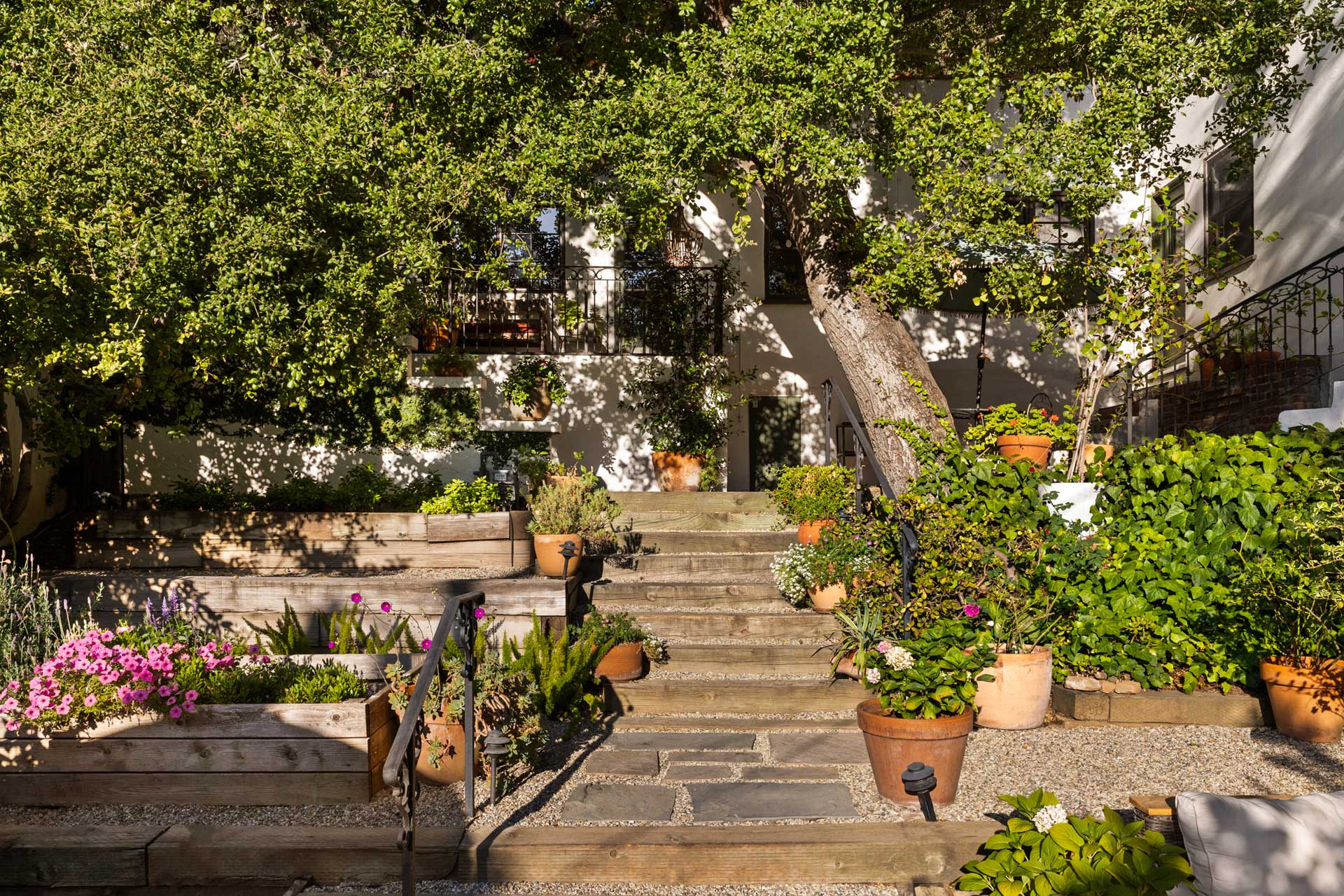 peaceful-beachwood-retreat_house_los-angeles-usa_exterior-plants.jpg