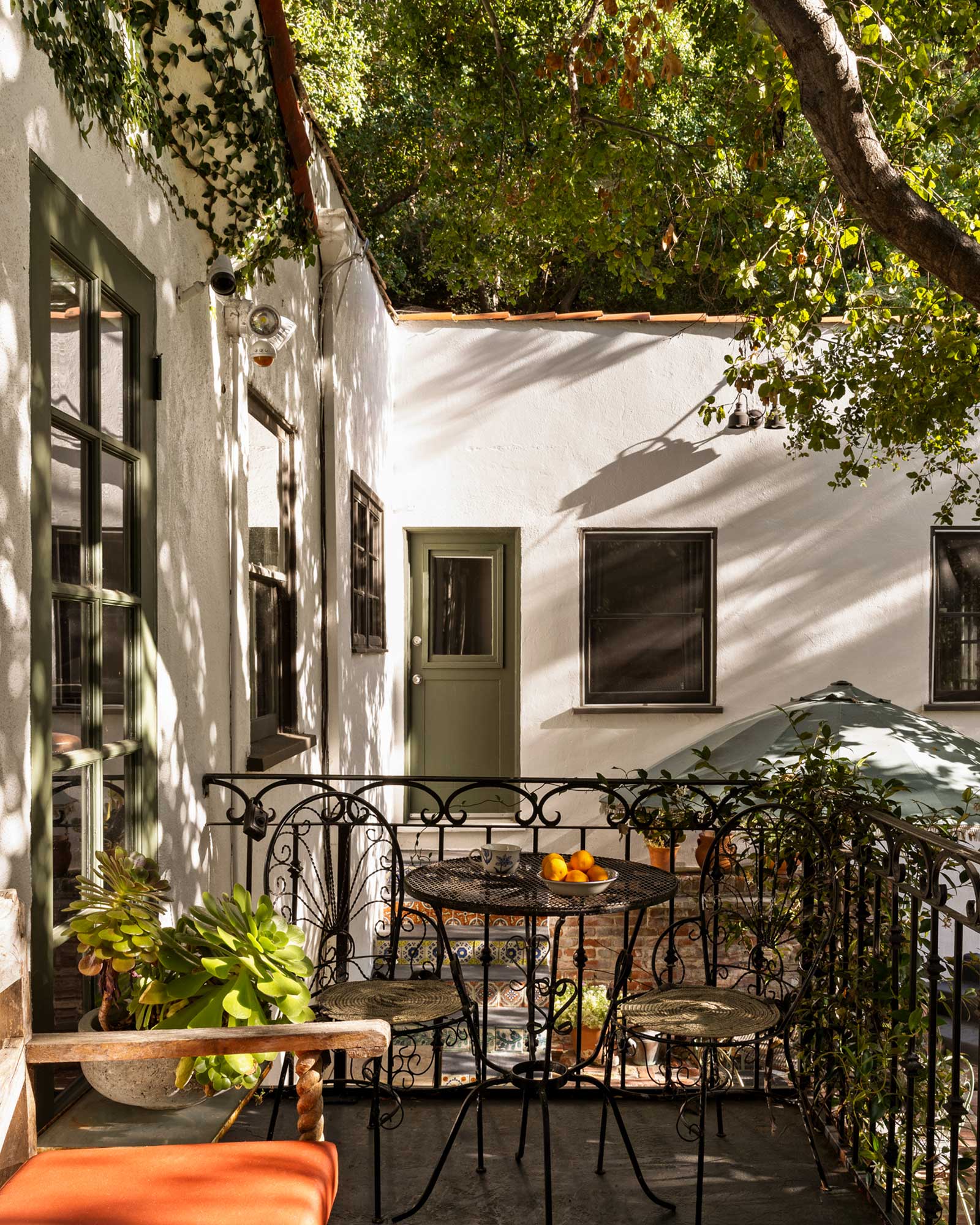 peaceful-beachwood-retreat_house_los-angeles-usa_exterior-space.jpg