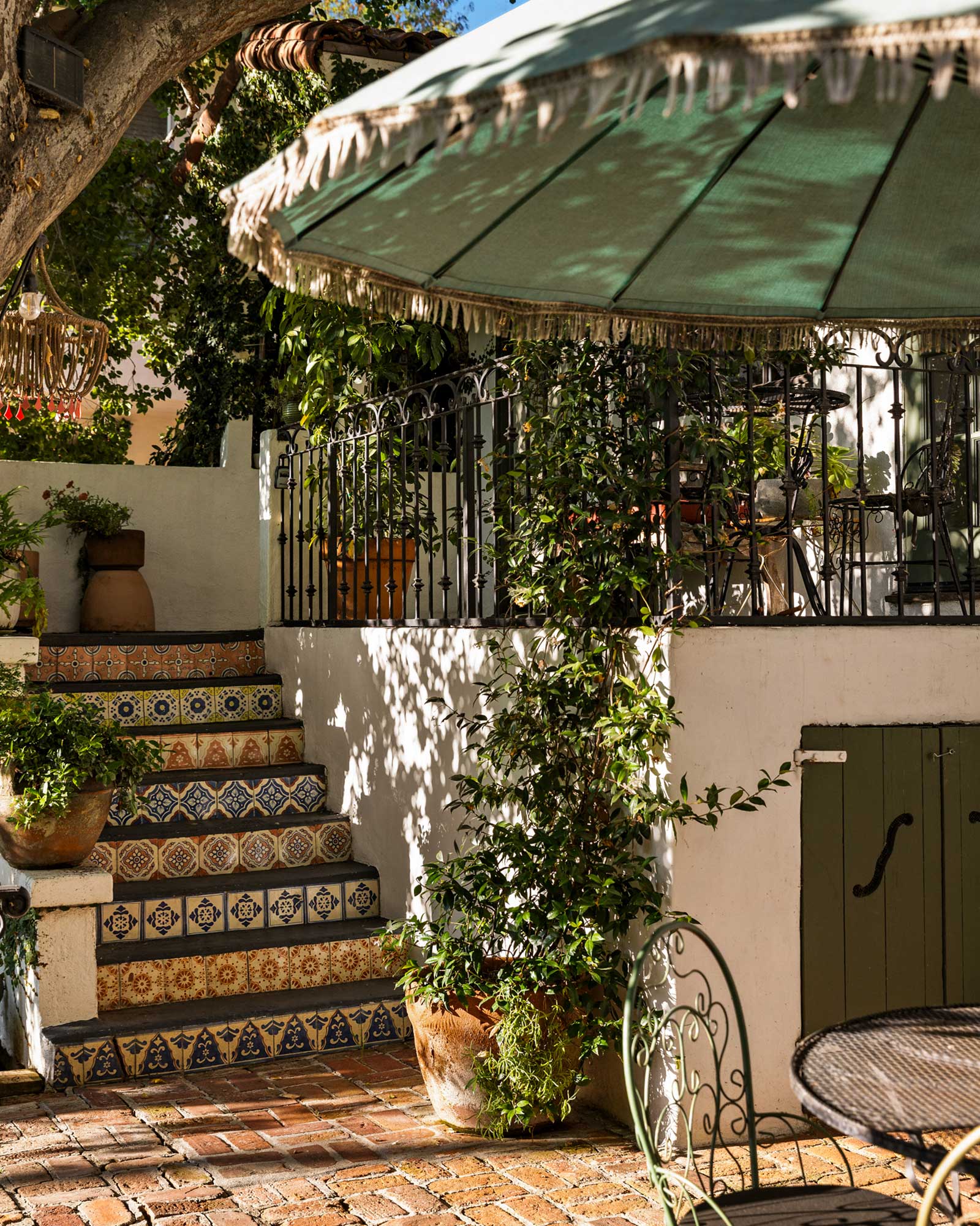 peaceful-beachwood-retreat_house_los-angeles-usa_exterior-stairs.jpg