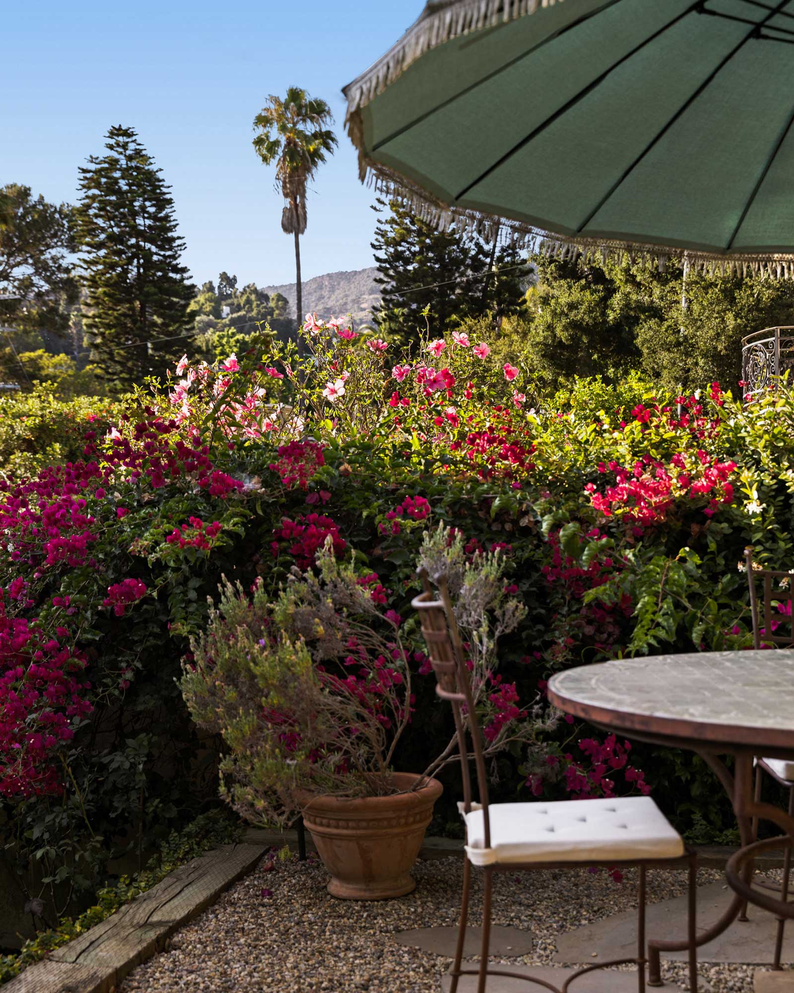 peaceful-beachwood-retreat_house_los-angeles-usa_exterior-table.jpg