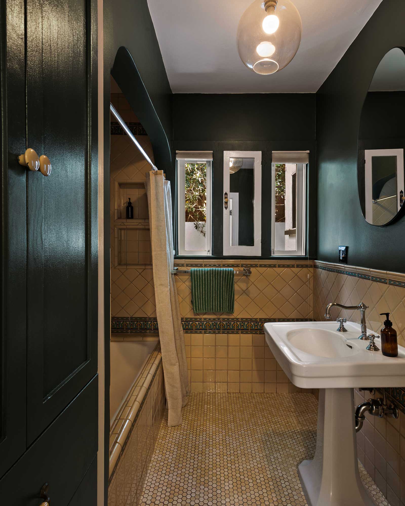 peaceful-beachwood-retreat_house_los-angeles-usa_interior-bathroom.jpg