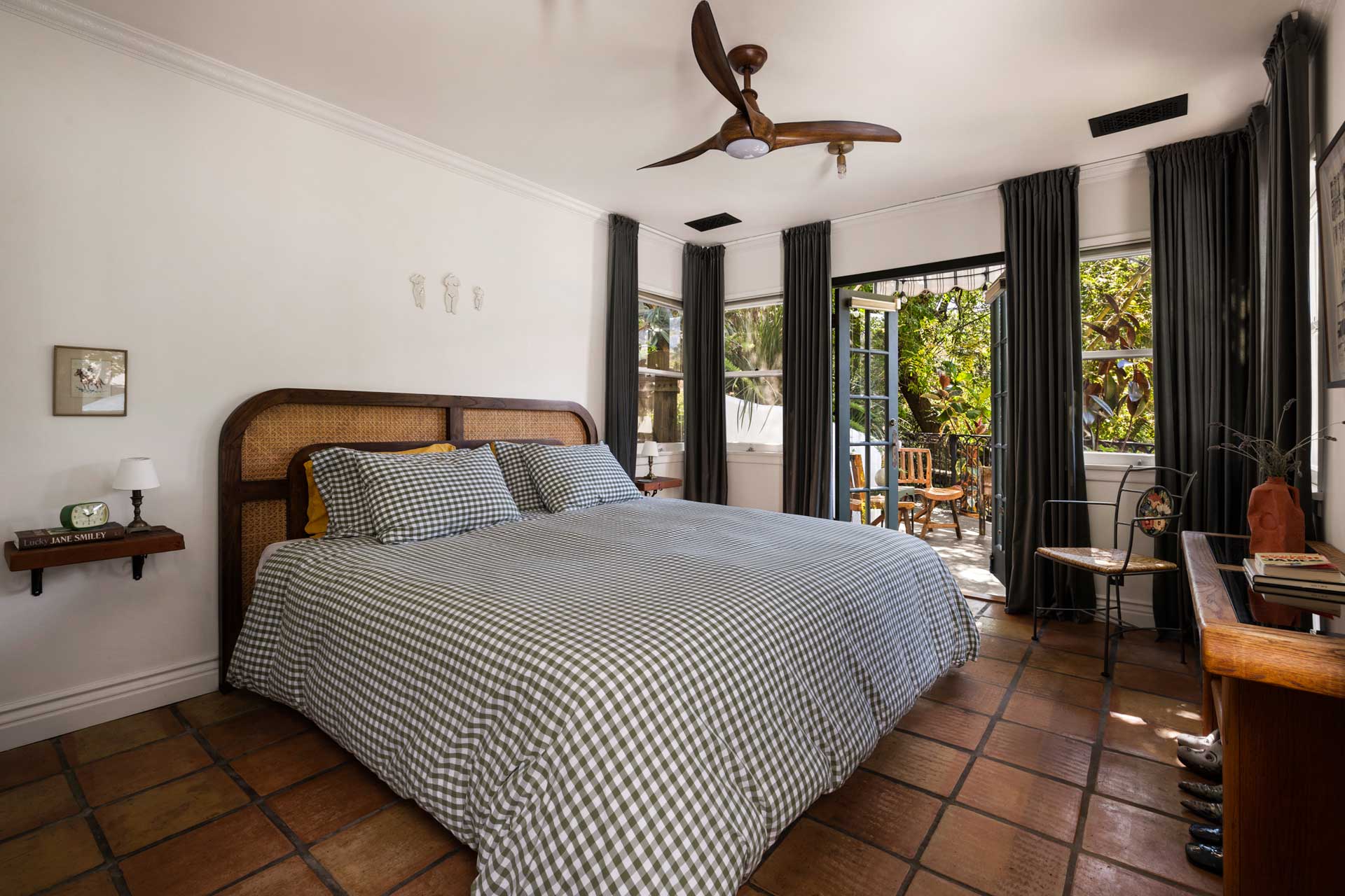 peaceful-beachwood-retreat_house_los-angeles-usa_interior-bedroom.jpg