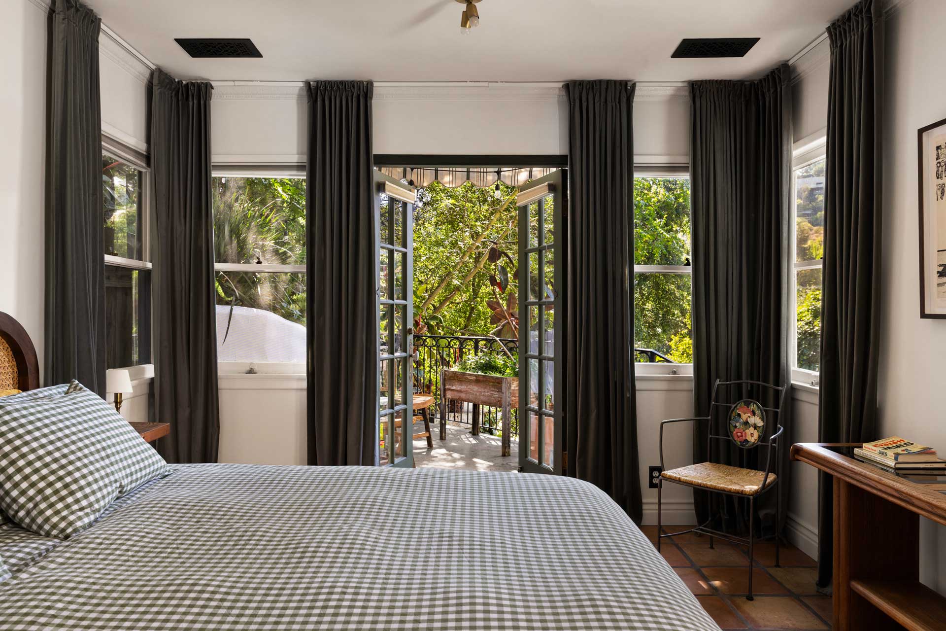 peaceful-beachwood-retreat_house_los-angeles-usa_interior-bedroom-window.jpg