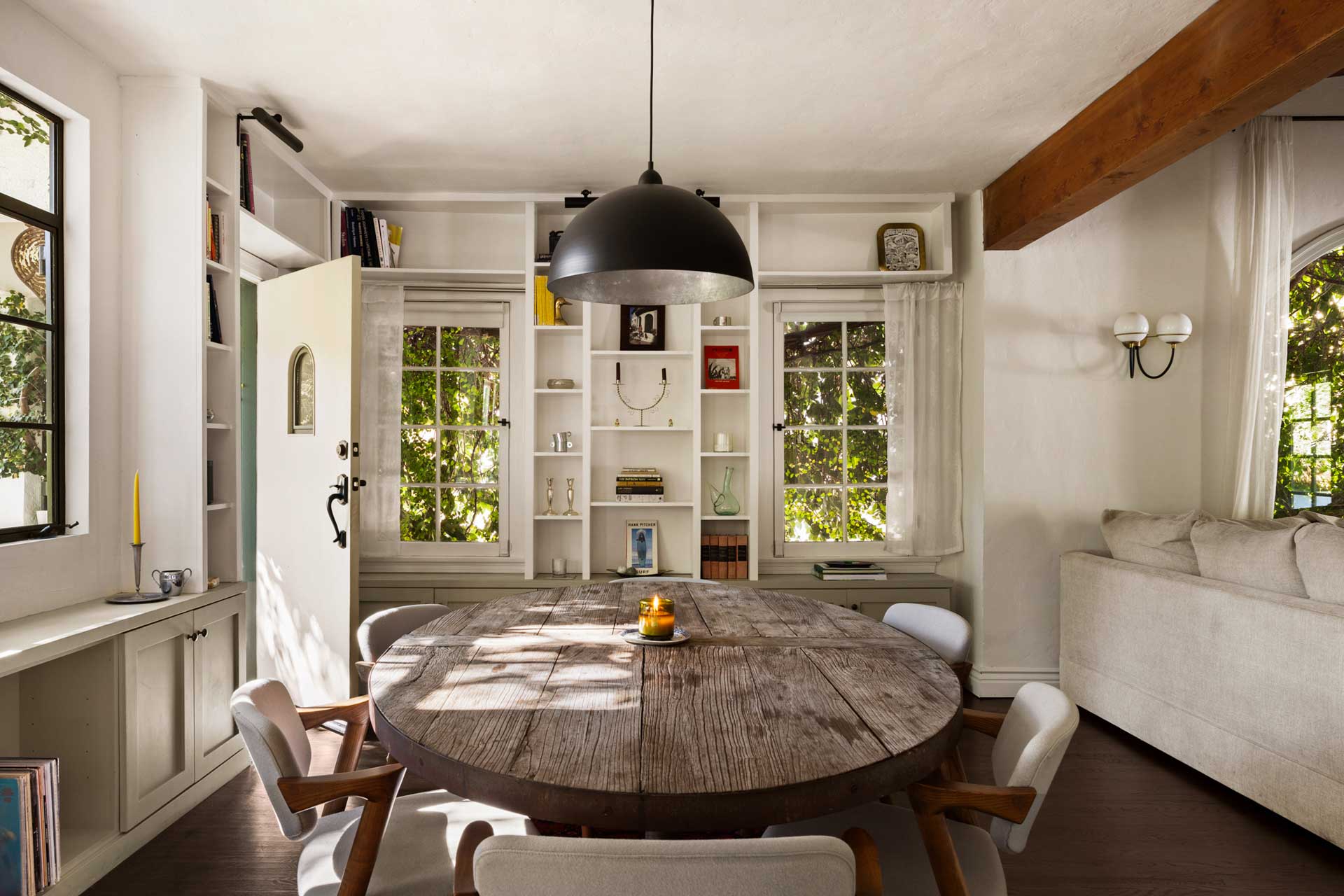 peaceful-beachwood-retreat_house_los-angeles-usa_interior-dining-table.jpg