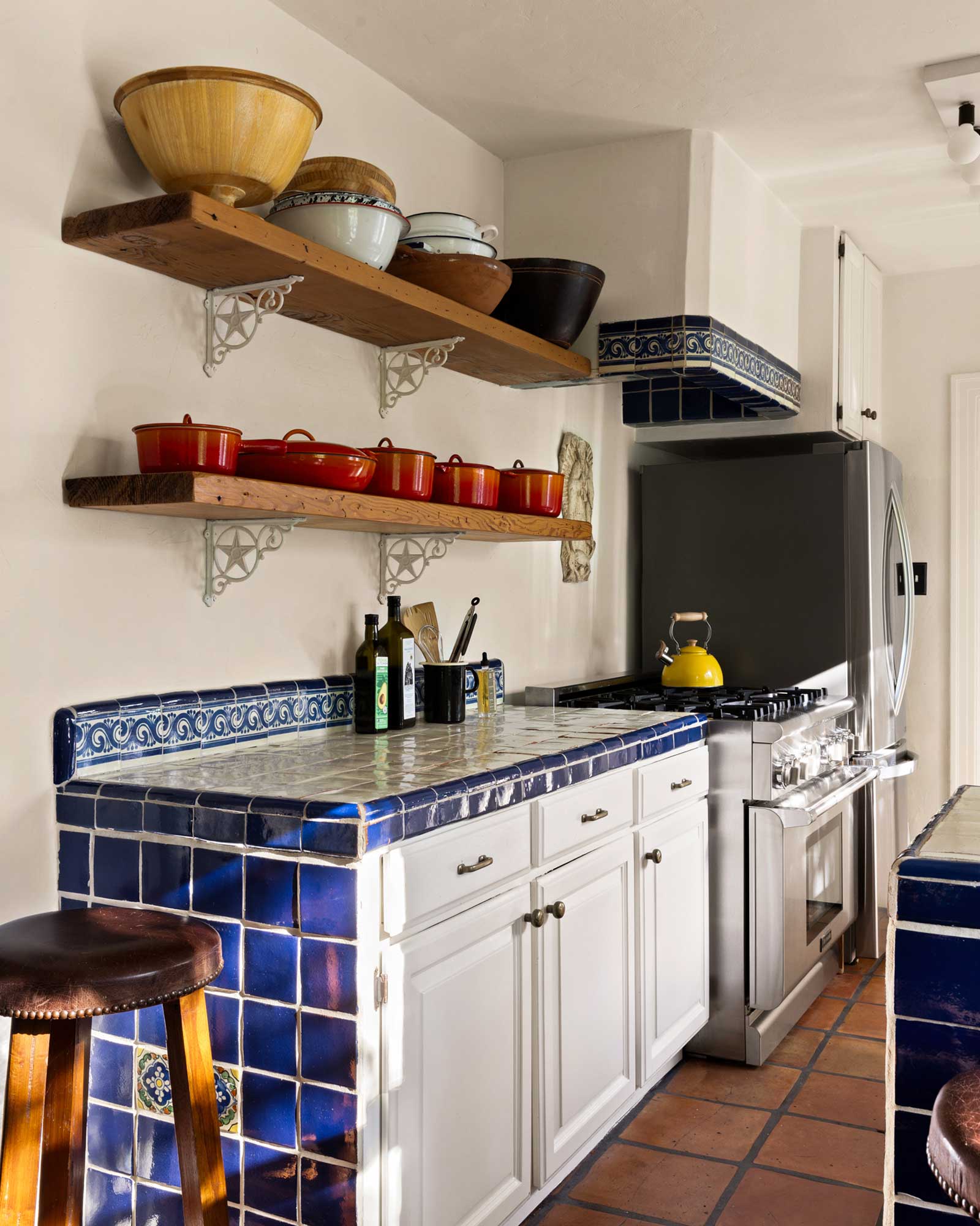 peaceful-beachwood-retreat_house_los-angeles-usa_interior-kitchen-detail.jpg