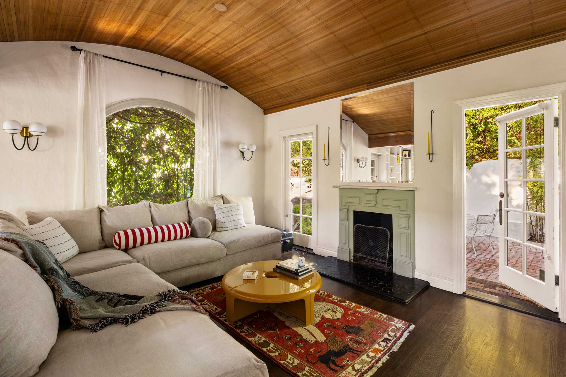 peaceful-beachwood-retreat_house_los-angeles-usa_interior-living-room.jpg