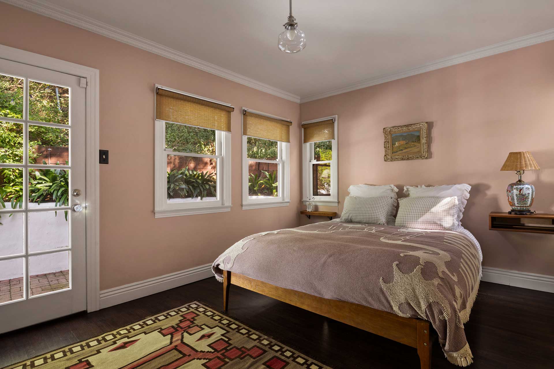 peaceful-beachwood-retreat_house_los-angeles-usa_interior-pink-bedroom.jpg