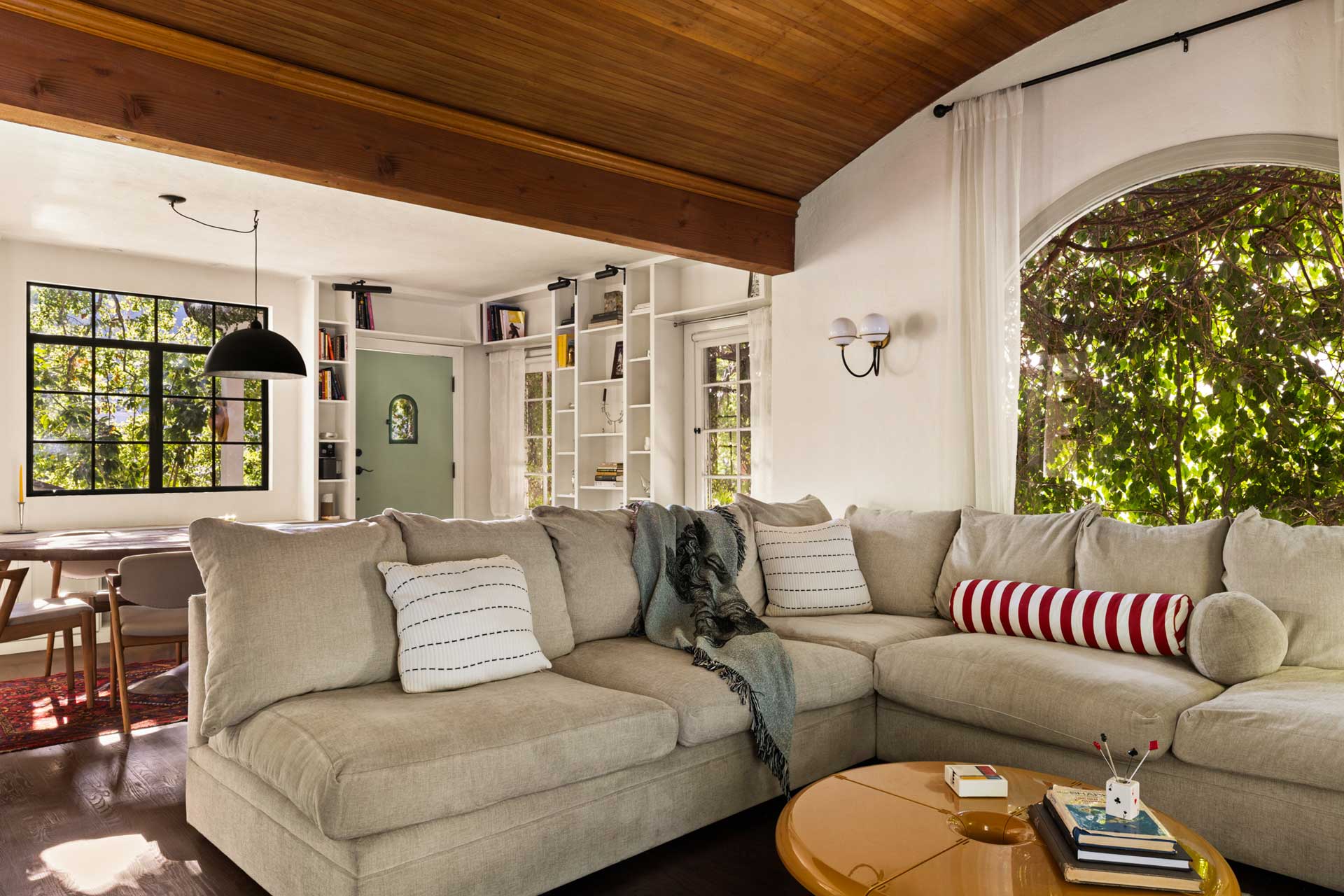 peaceful-beachwood-retreat_house_los-angeles-usa_interior-sofa.jpg