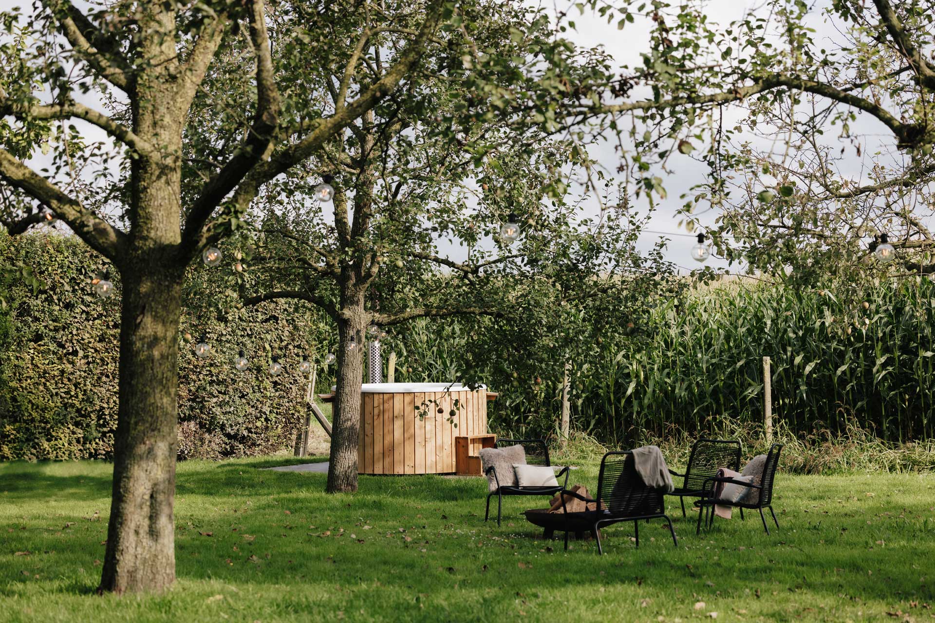 barn-80_farmhouse_vlaanderen-belgium_exterior-bathtub.jpg