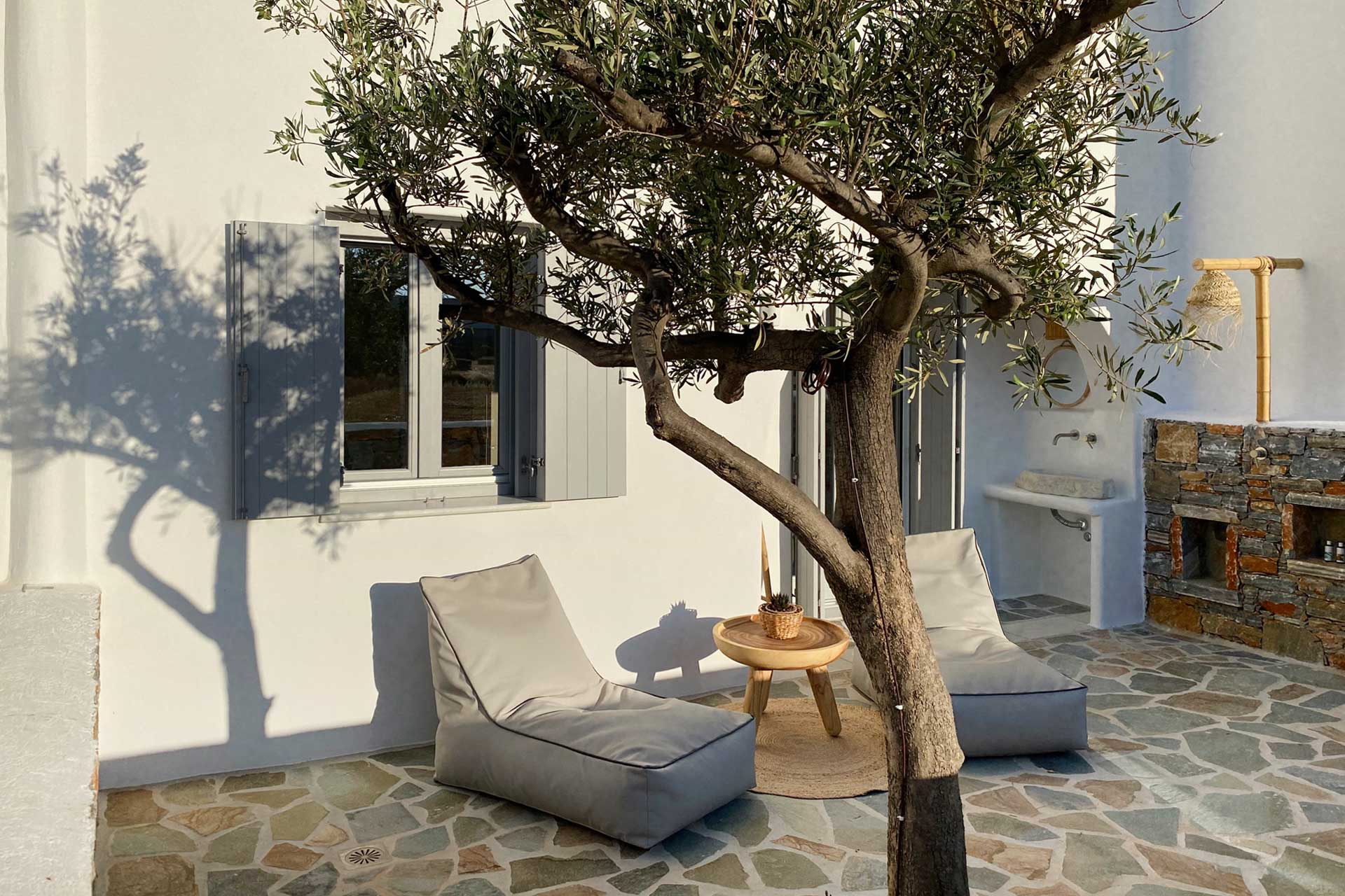 beachhouse-omega-naxos_beachhouse_naxos-cyclades-greece_exterior-seating.jpg