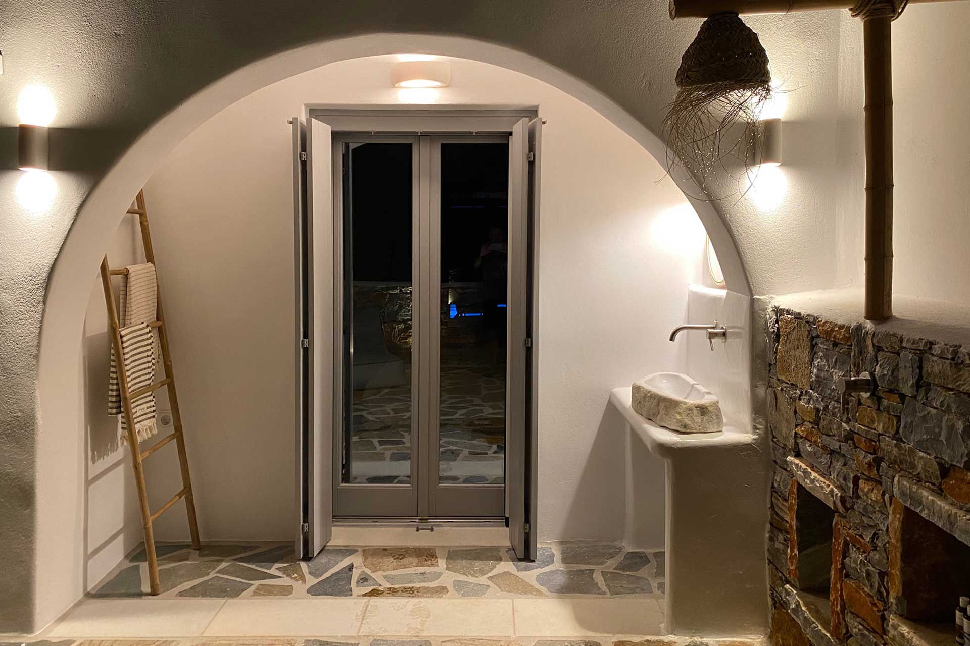 beachhouse-omega-naxos_beachhouse_naxos-cyclades-greece_interior-bathroom-night.jpg