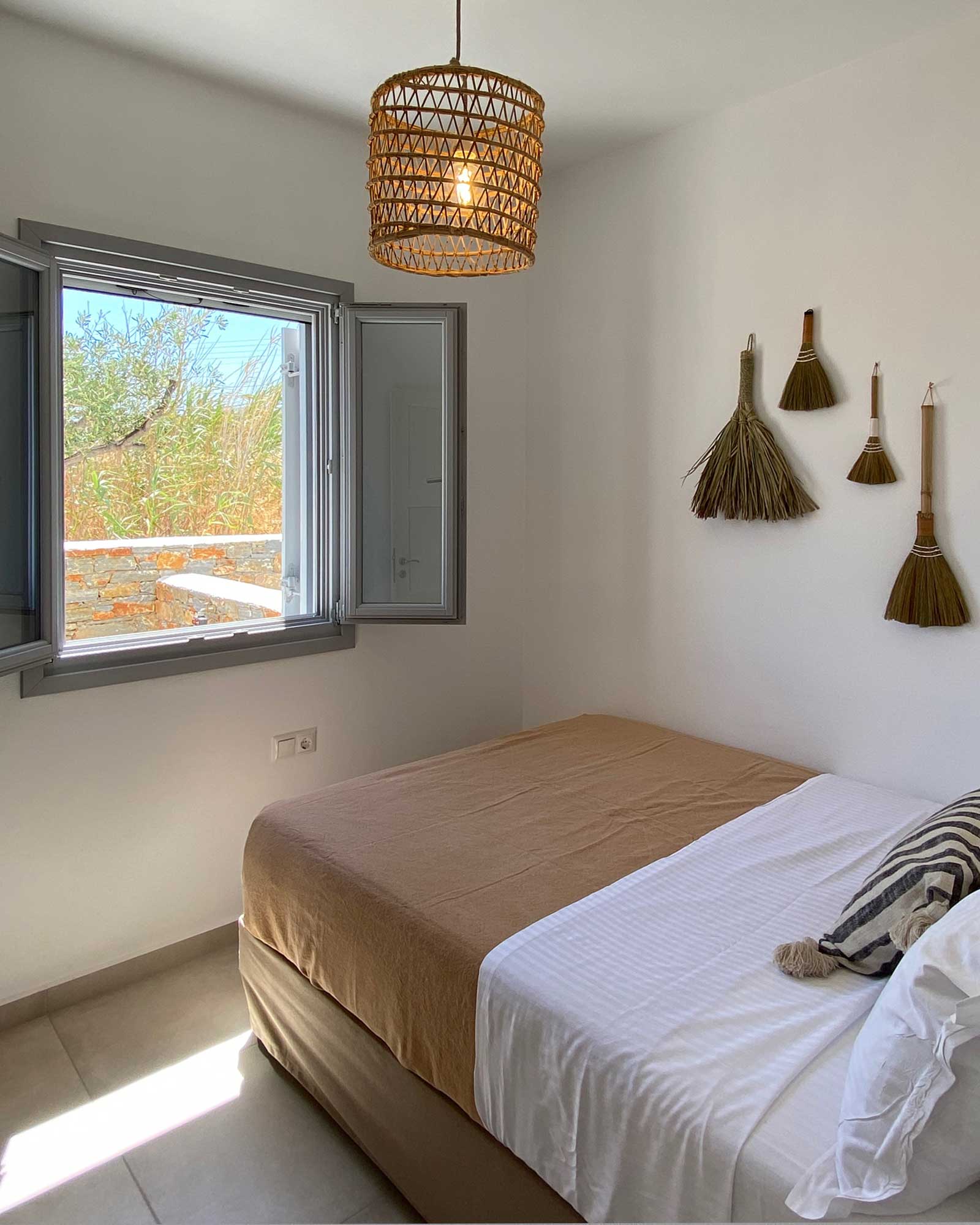 beachhouse-omega-naxos_beachhouse_naxos-cyclades-greece_interior-bedroom-window.jpg