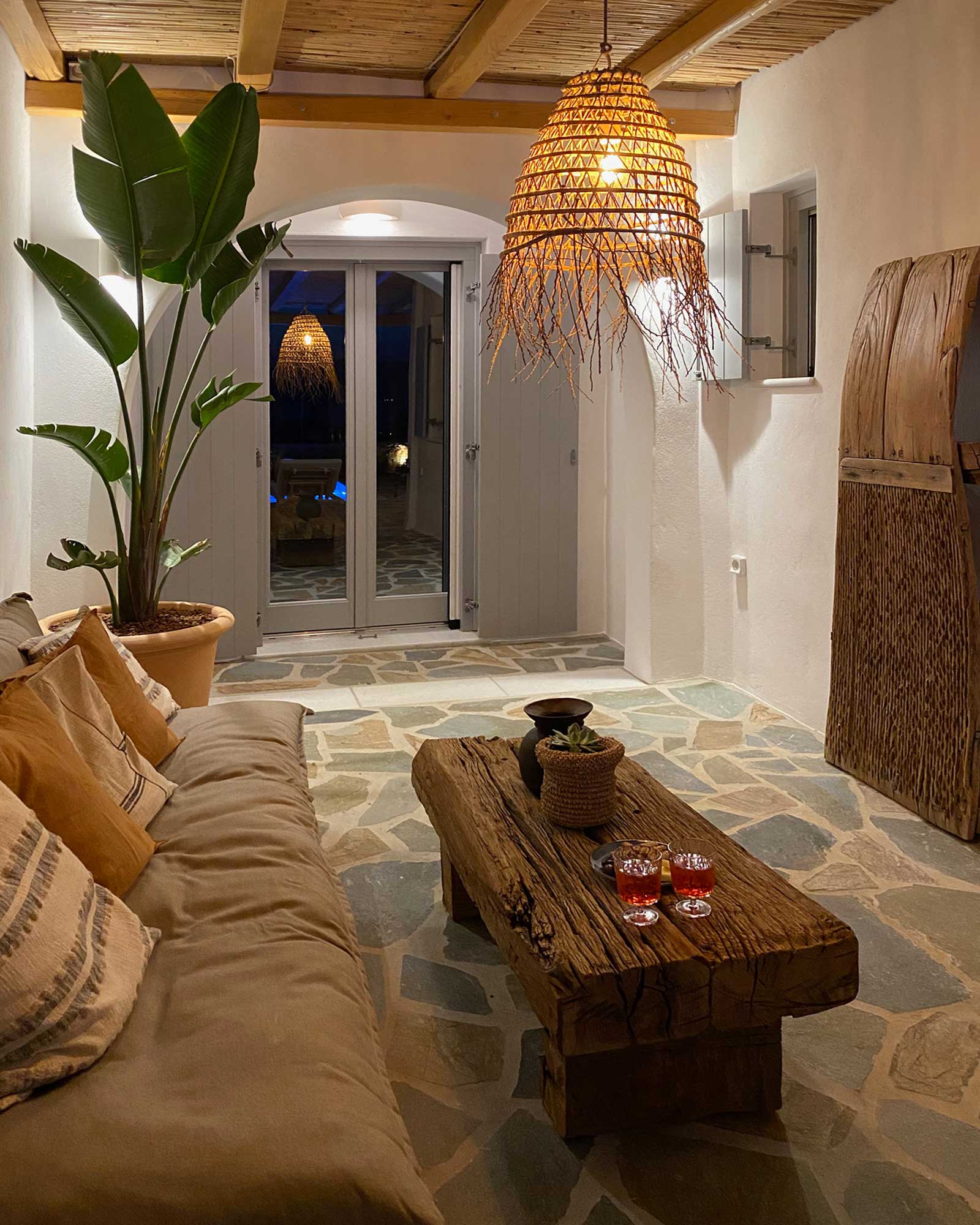 beachhouse-omega-naxos_beachhouse_naxos-cyclades-greece_interior-living-room-night.jpg