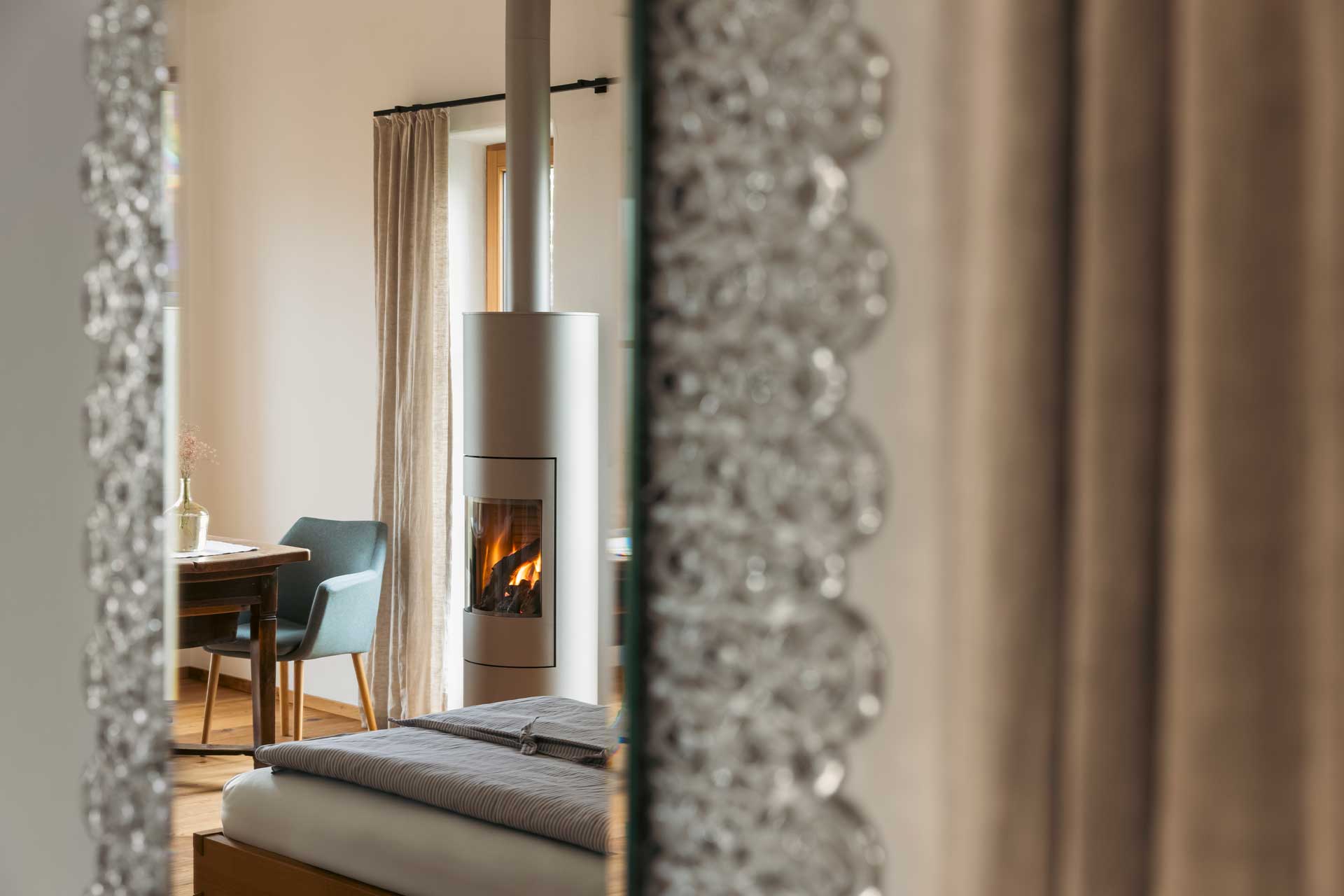 haus-rosa-am-wildbachberg_house_steiermark-austria_interior-fire.jpg