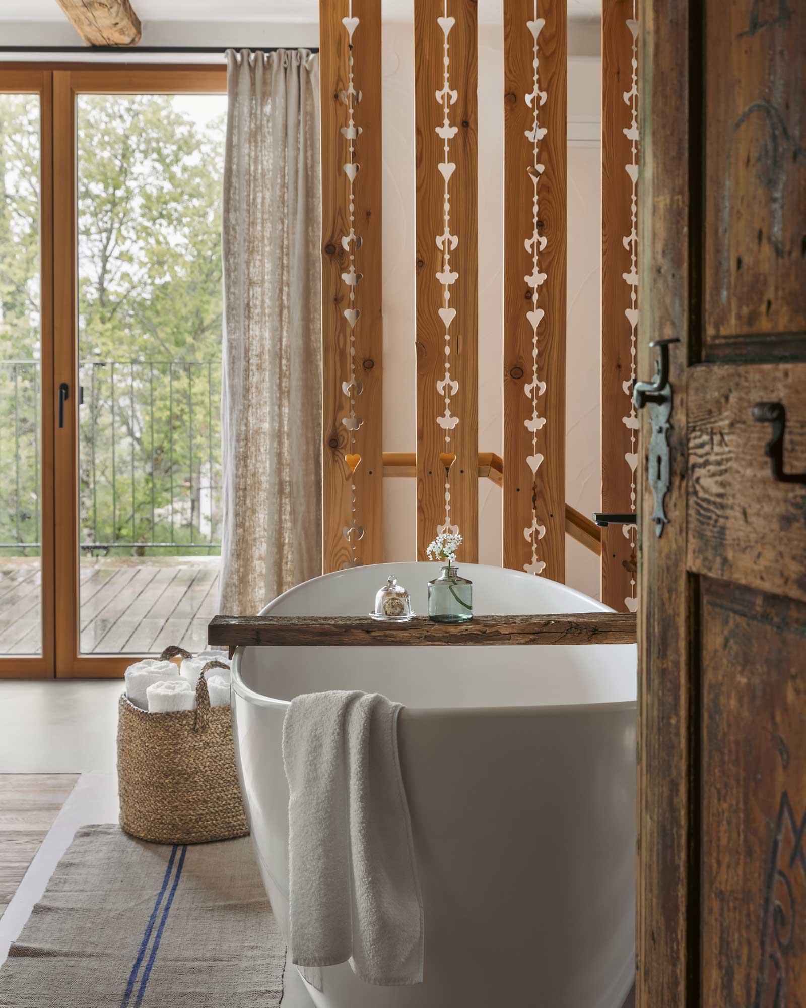 haus-franzl-am-wildbachberg_house_steiermark-austria_interior-bathroom-tub.jpg