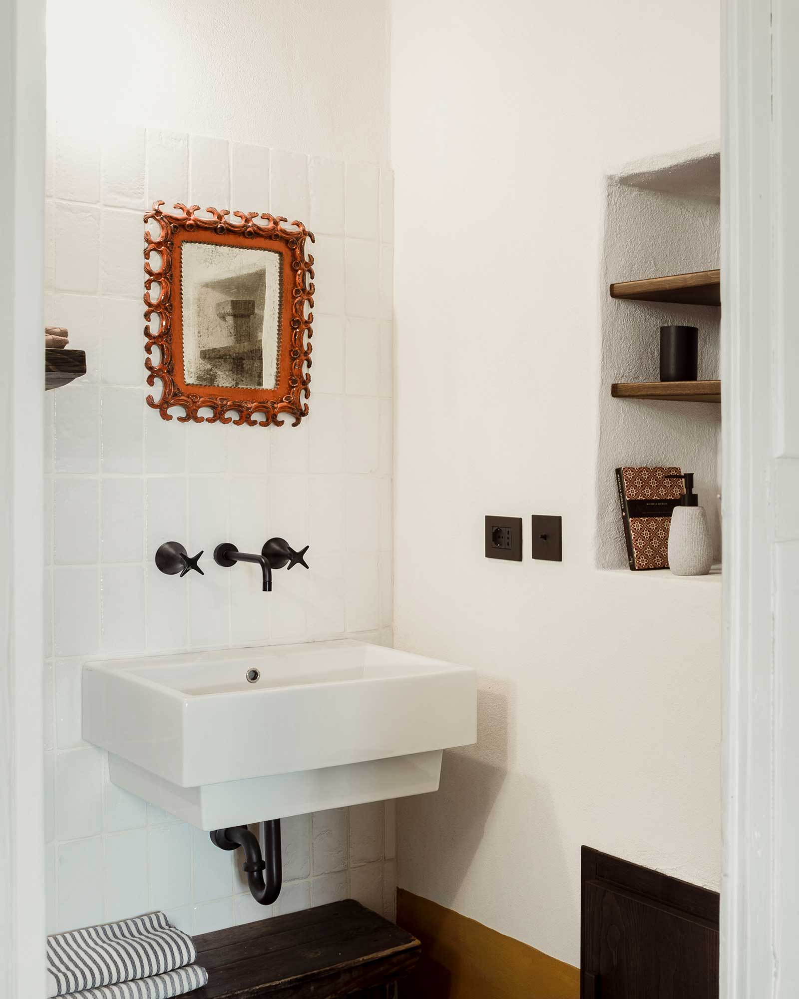 luxi-bia-guesthouses-la-residenza_house_sardegna-italy_interior-bathroom.jpg