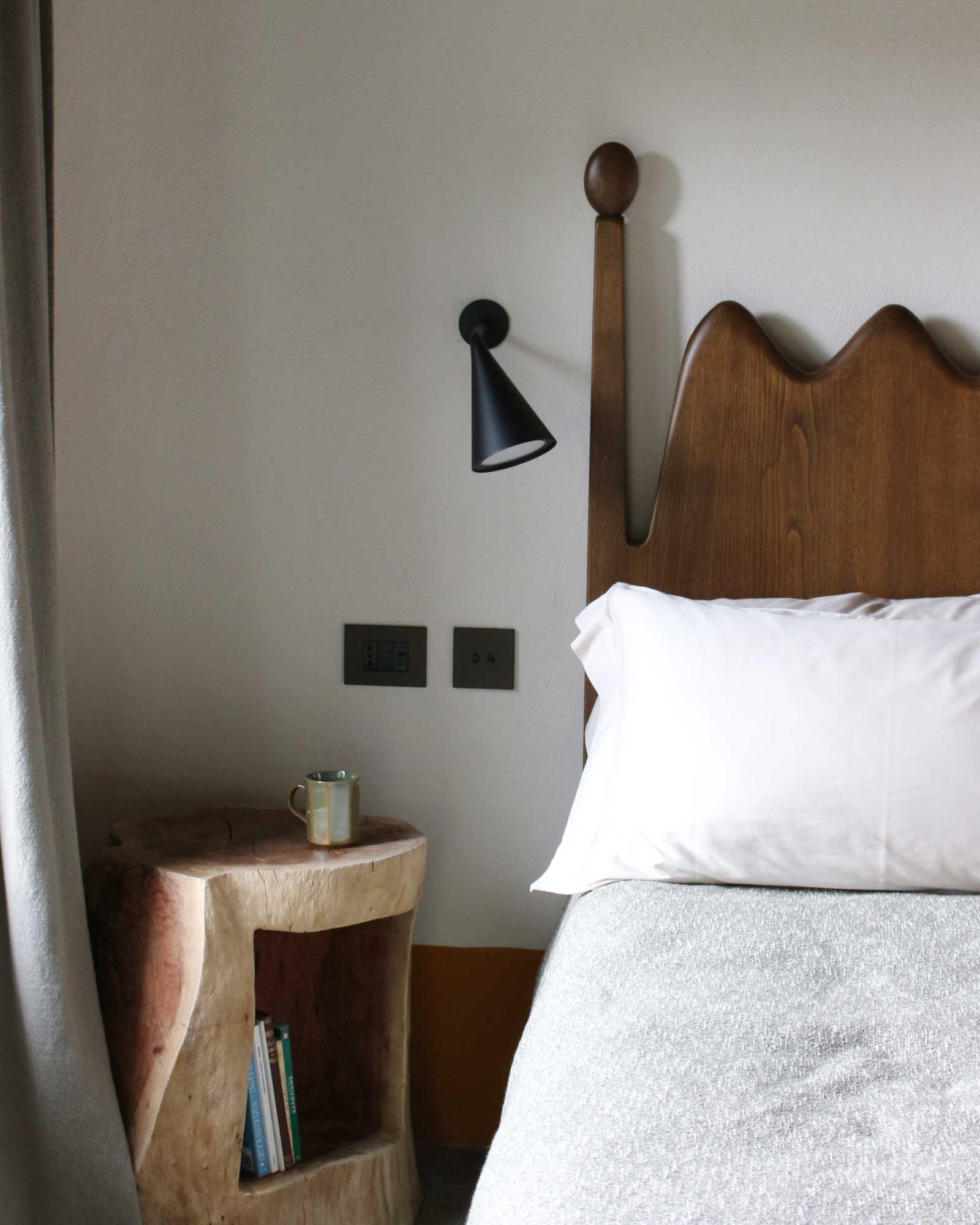 luxi-bia-guesthouses-la-residenza_house_sardegna-italy_interior-bedroom-table.jpg