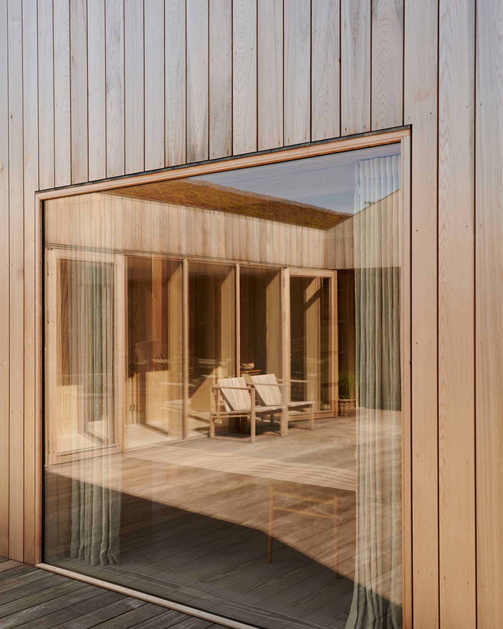 heatherhill-beach-house_beachhouse_seeland-denmark_exterior-reflection.jpg