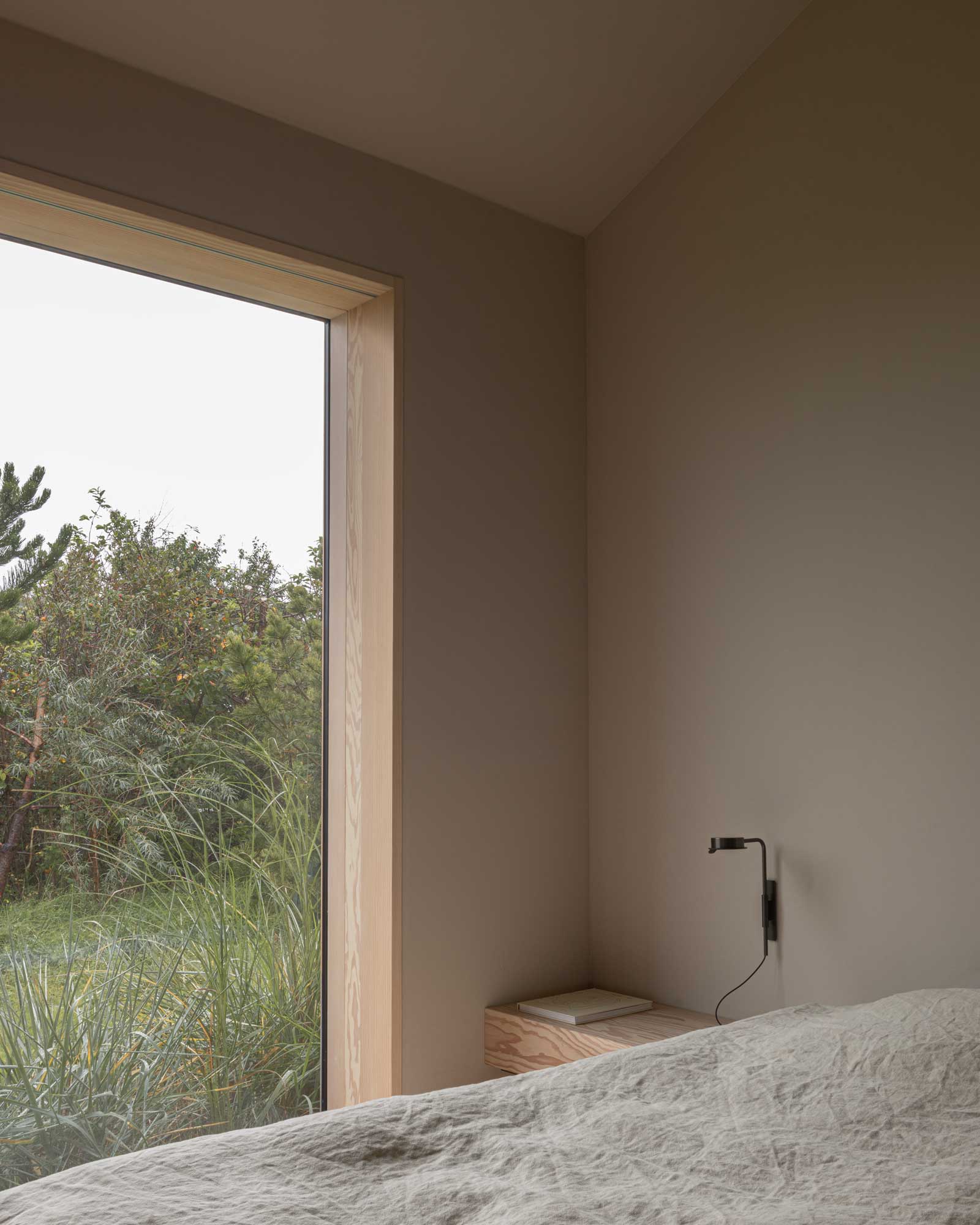heatherhill-beach-house_beachhouse_seeland-denmark_interior-bedroom.jpg