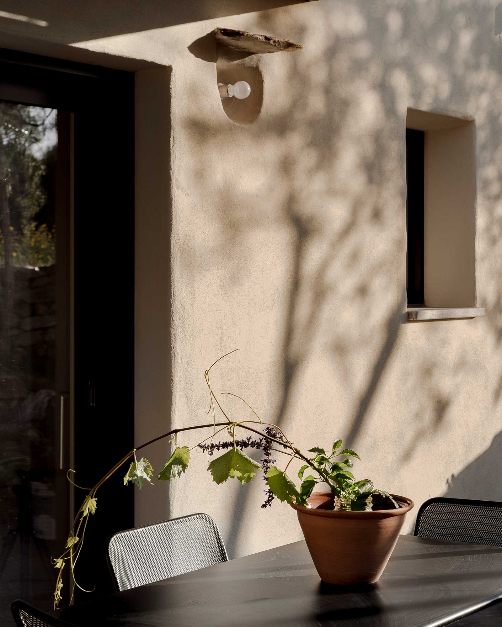 luxi-bia-casa-corte_house_sardegna-italy_exterior-table.jpg
