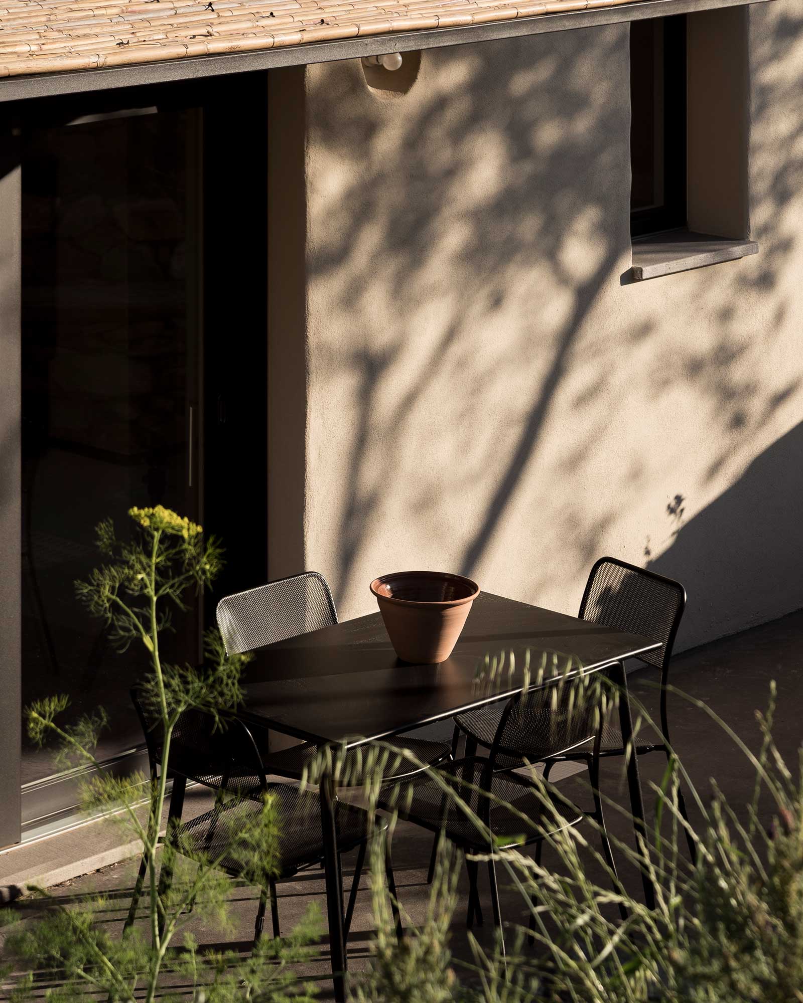 luxi-bia-casa-corte_house_sardegna-italy_exterior-table-terrace.jpg