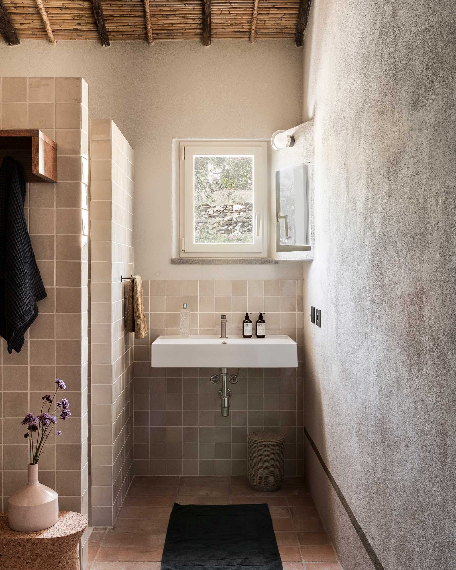 luxi-bia-casa-corte_house_sardegna-italy_interior-bathroom.jpg