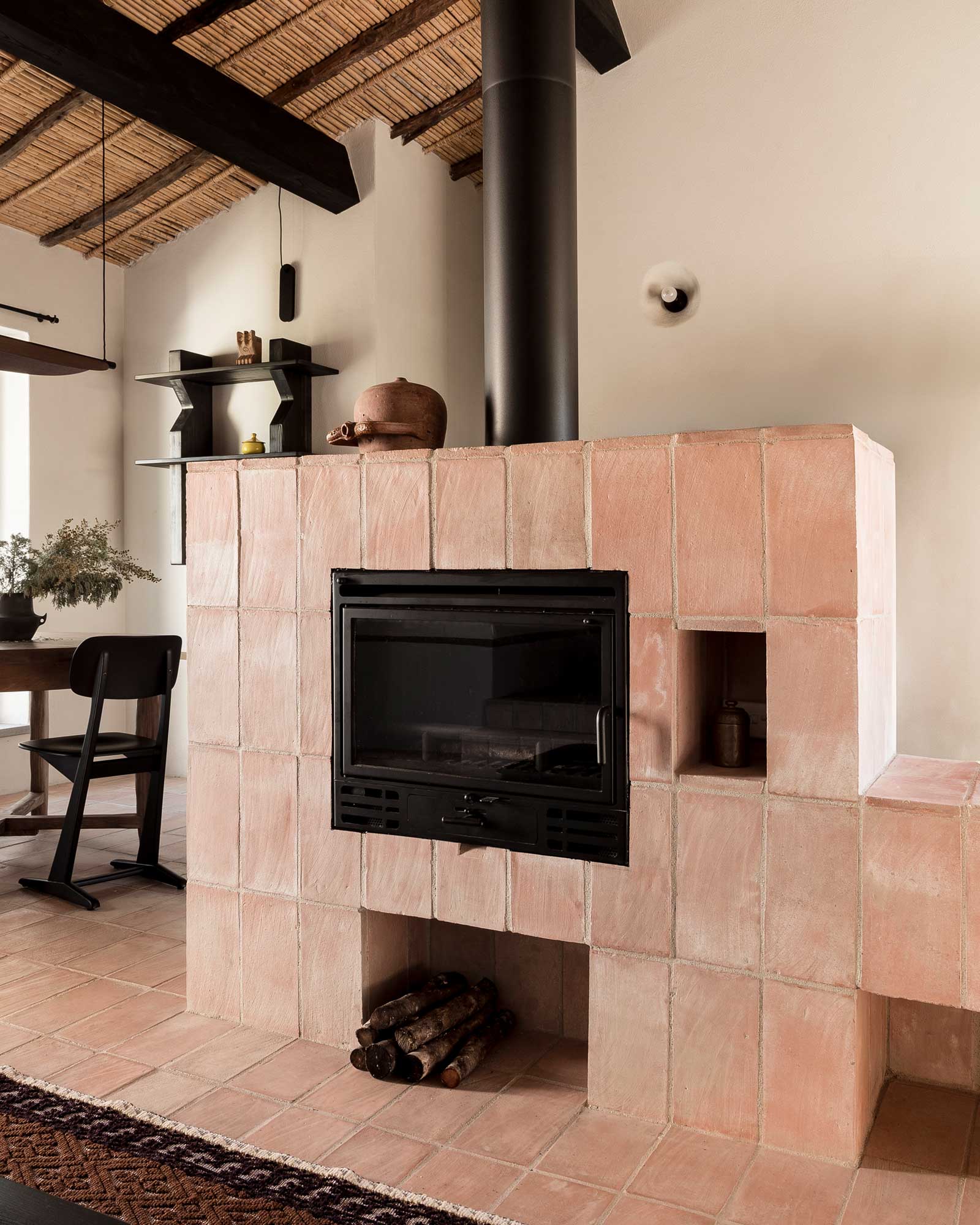 luxi-bia-casa-corte_house_sardegna-italy_interior-fireplace.jpg
