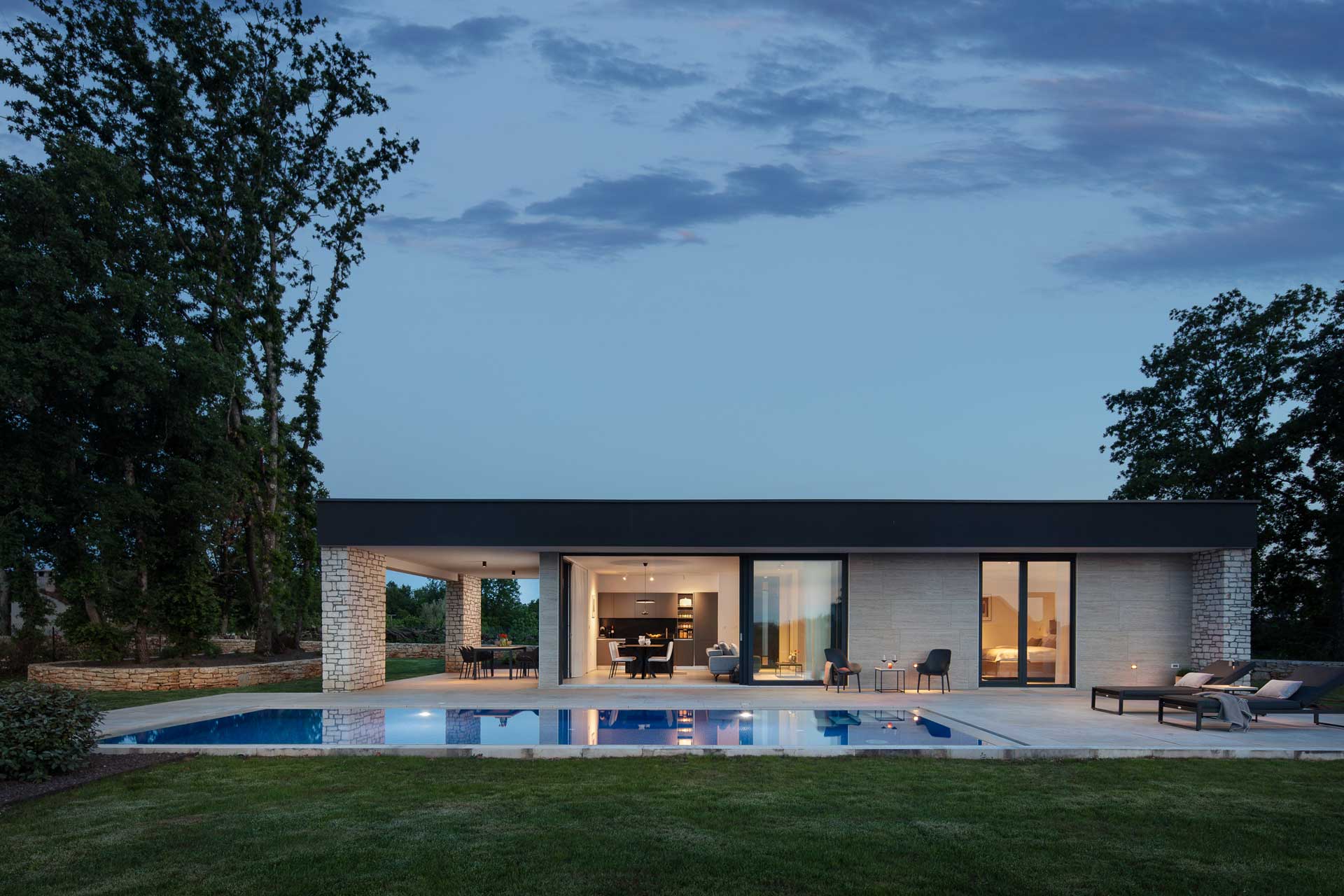 villa-themis_villa_veti-Petar-u-sumi-Croatia_exterior-night.jpg