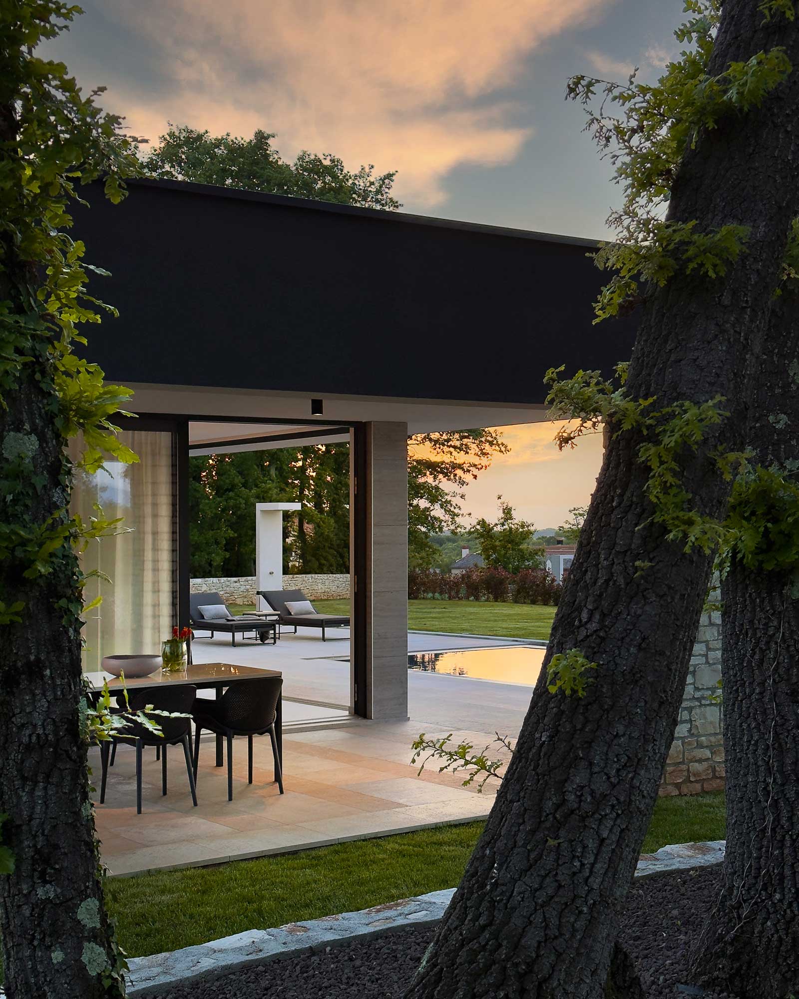 villa-themis_villa_veti-Petar-u-sumi-Croatia_exterior-sunset.jpg