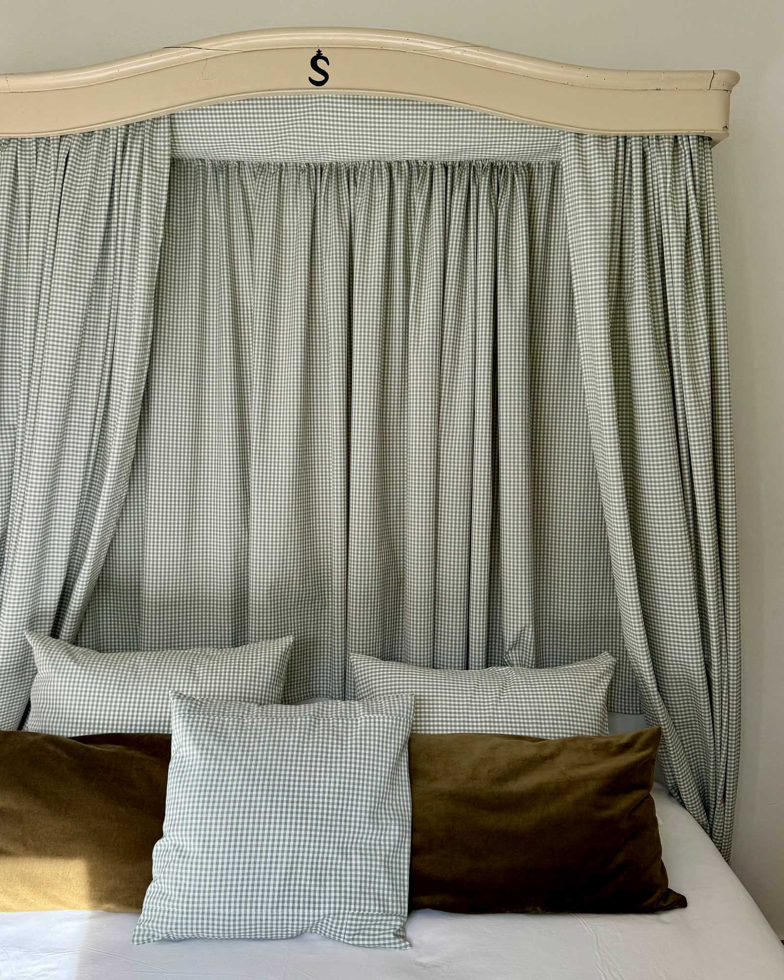 cortijo-la-sierrazuela_farmhouse_andalusia-spain_interior-bed.jpg