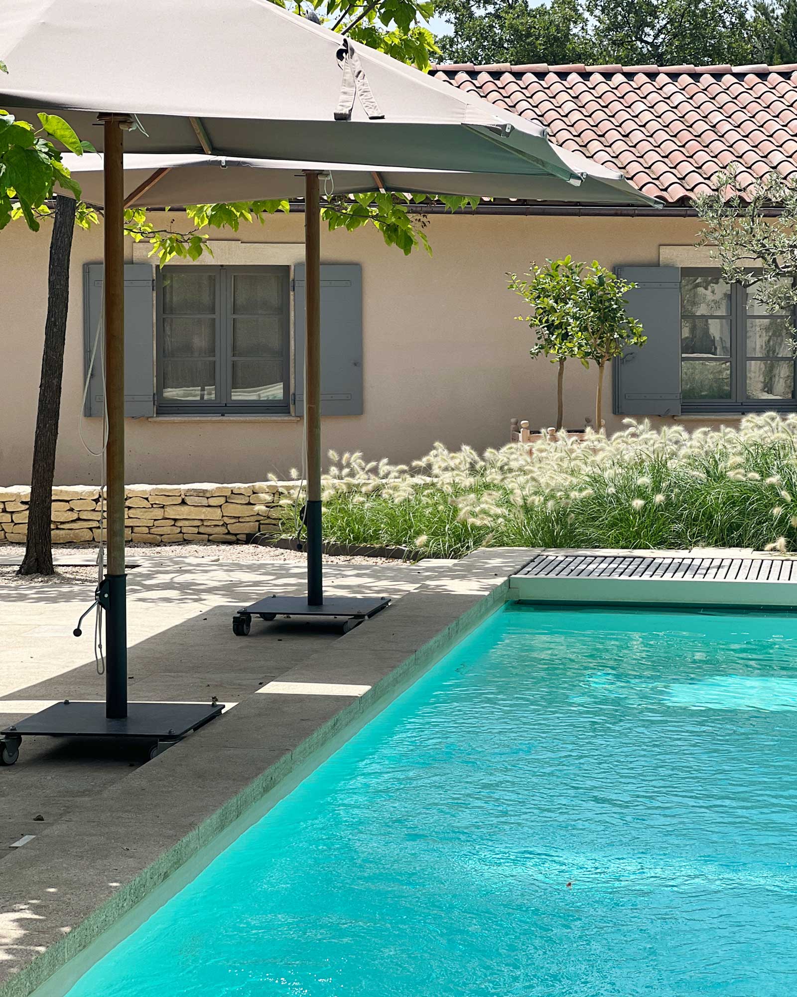villa-armajeva_villa_Crillon-le-Brave-Provence-France_exterior-pool.jpg
