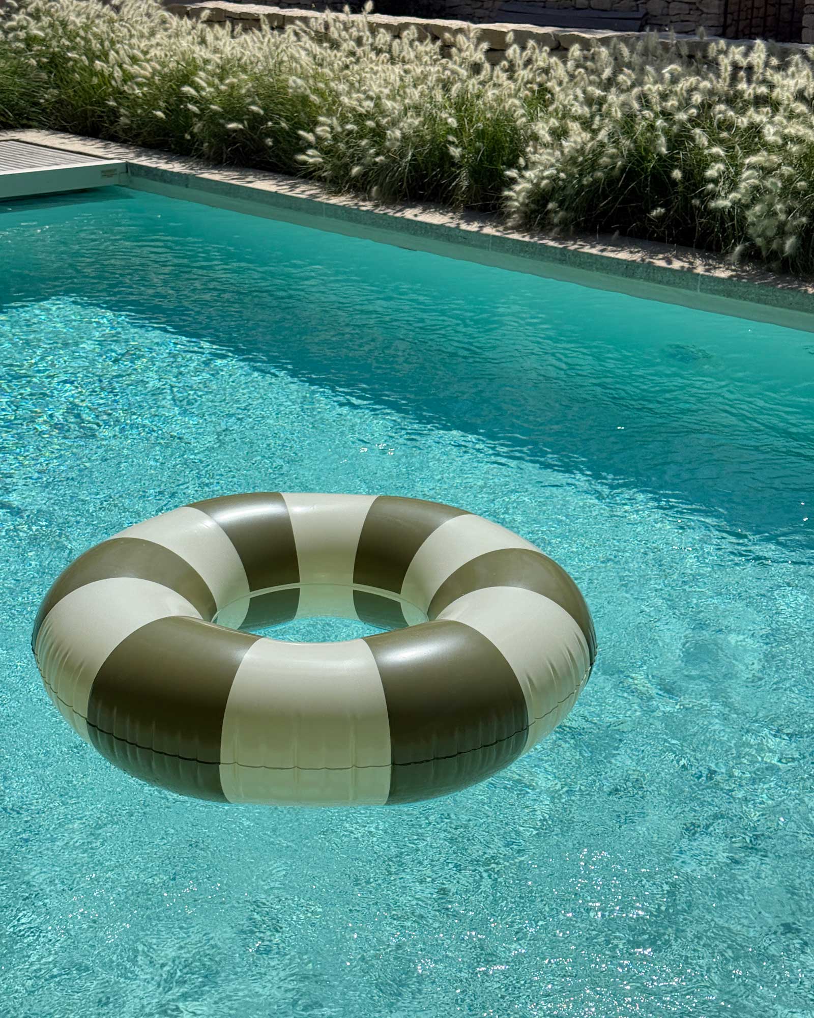 villa-armajeva_villa_Crillon-le-Brave-Provence-France_exterior-pool-detail.jpg