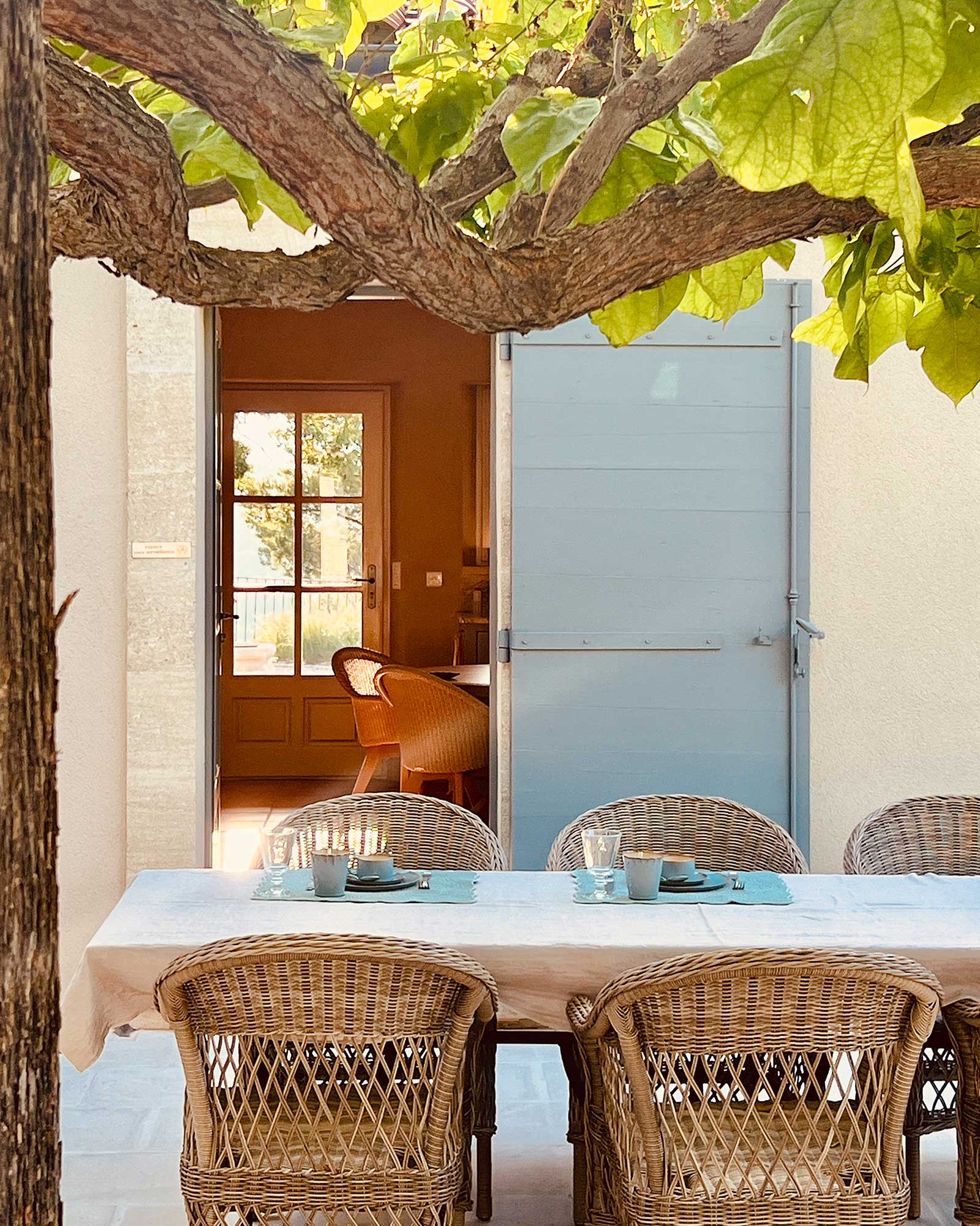 villa-armajeva_villa_Crillon-le-Brave-Provence-France_exterior-table.jpg