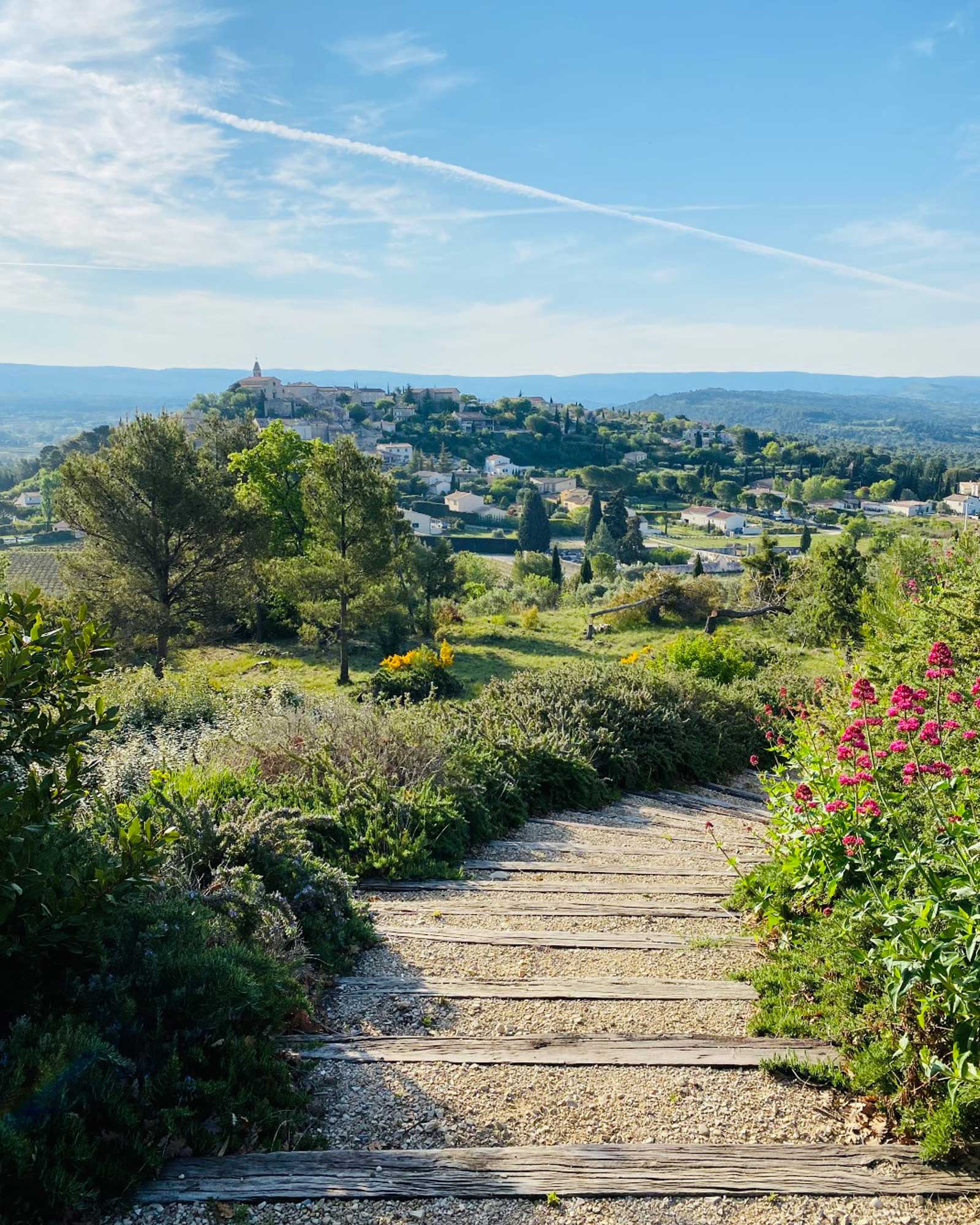 villa-armajeva_villa_Crillon-le-Brave-Provence-France_exterior-view-town.jpg