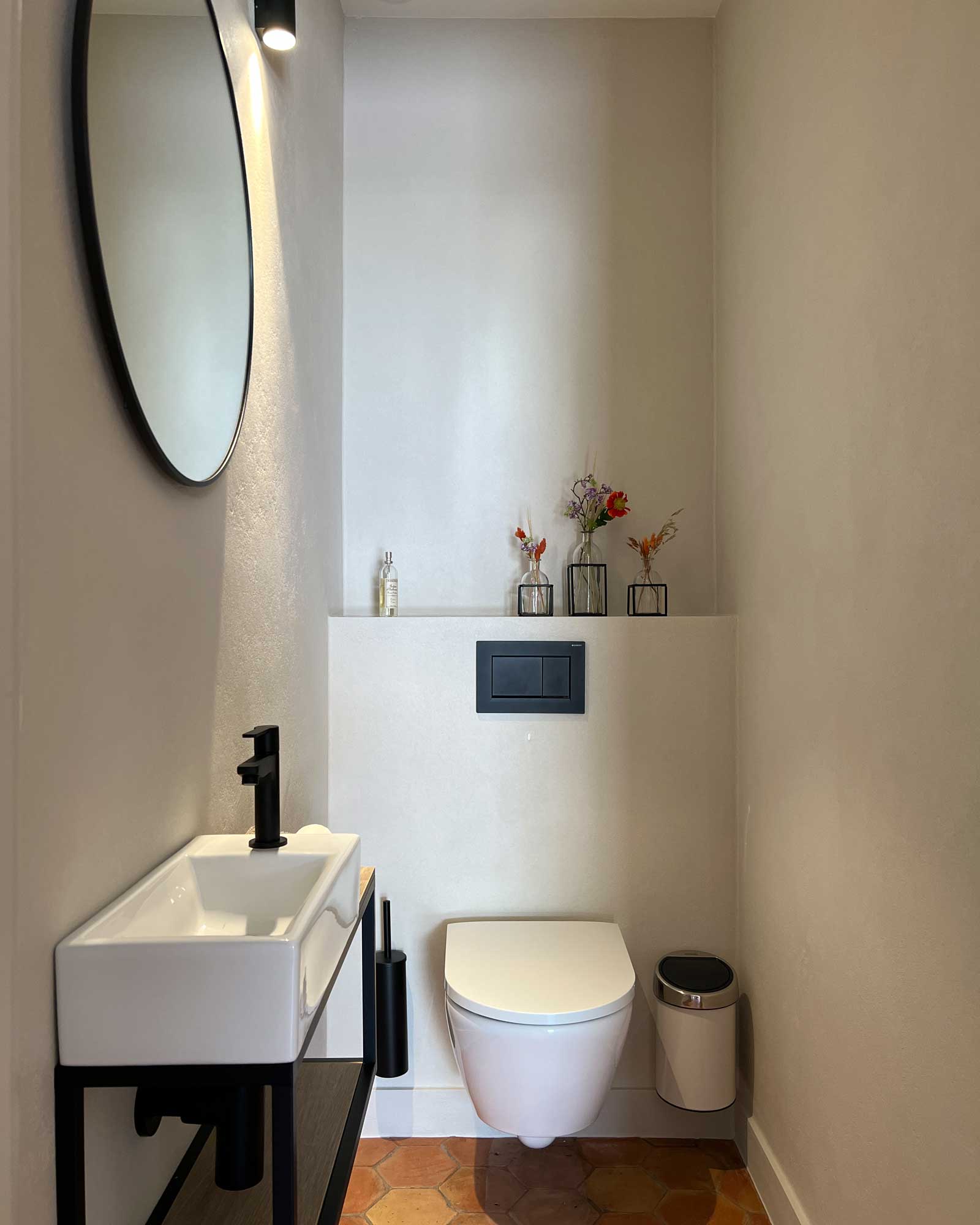 villa-armajeva_villa_Crillon-le-Brave-Provence-France_interior-bathroom-mirror.jpg