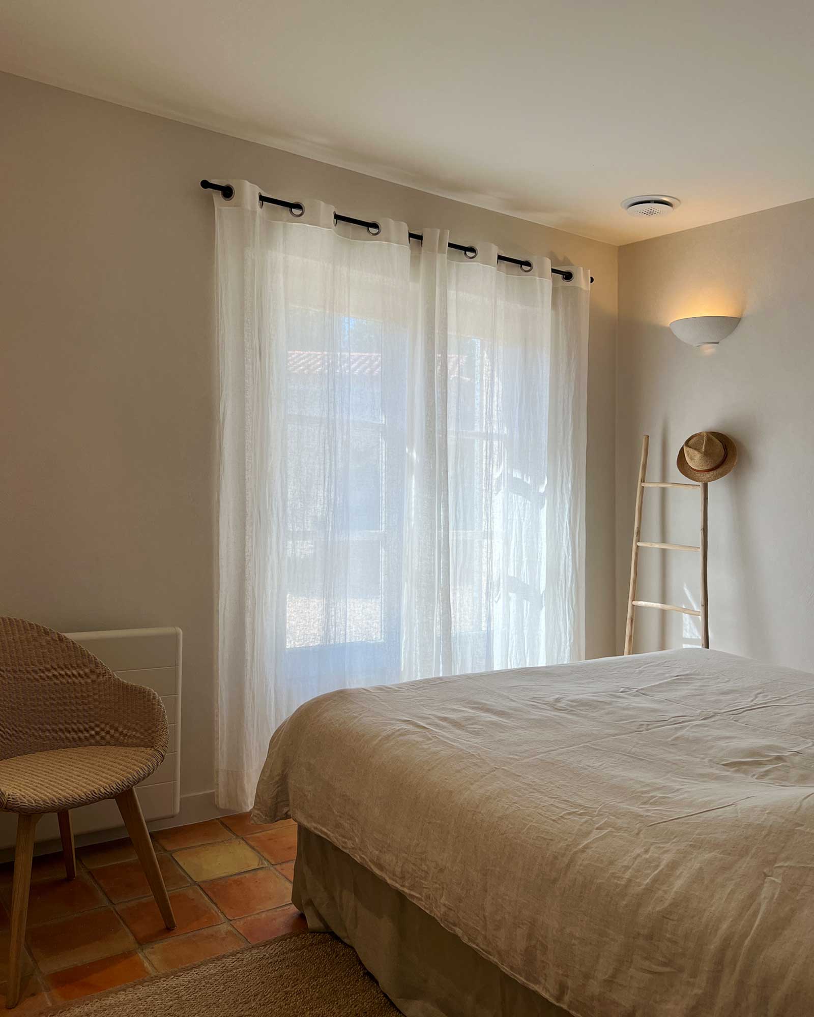villa-armajeva_villa_Crillon-le-Brave-Provence-France_interior-bed.jpg