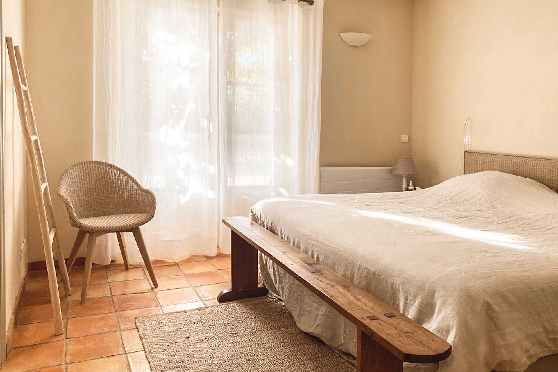 villa-armajeva_villa_Crillon-le-Brave-Provence-France_interior-bedroom-design.jpg