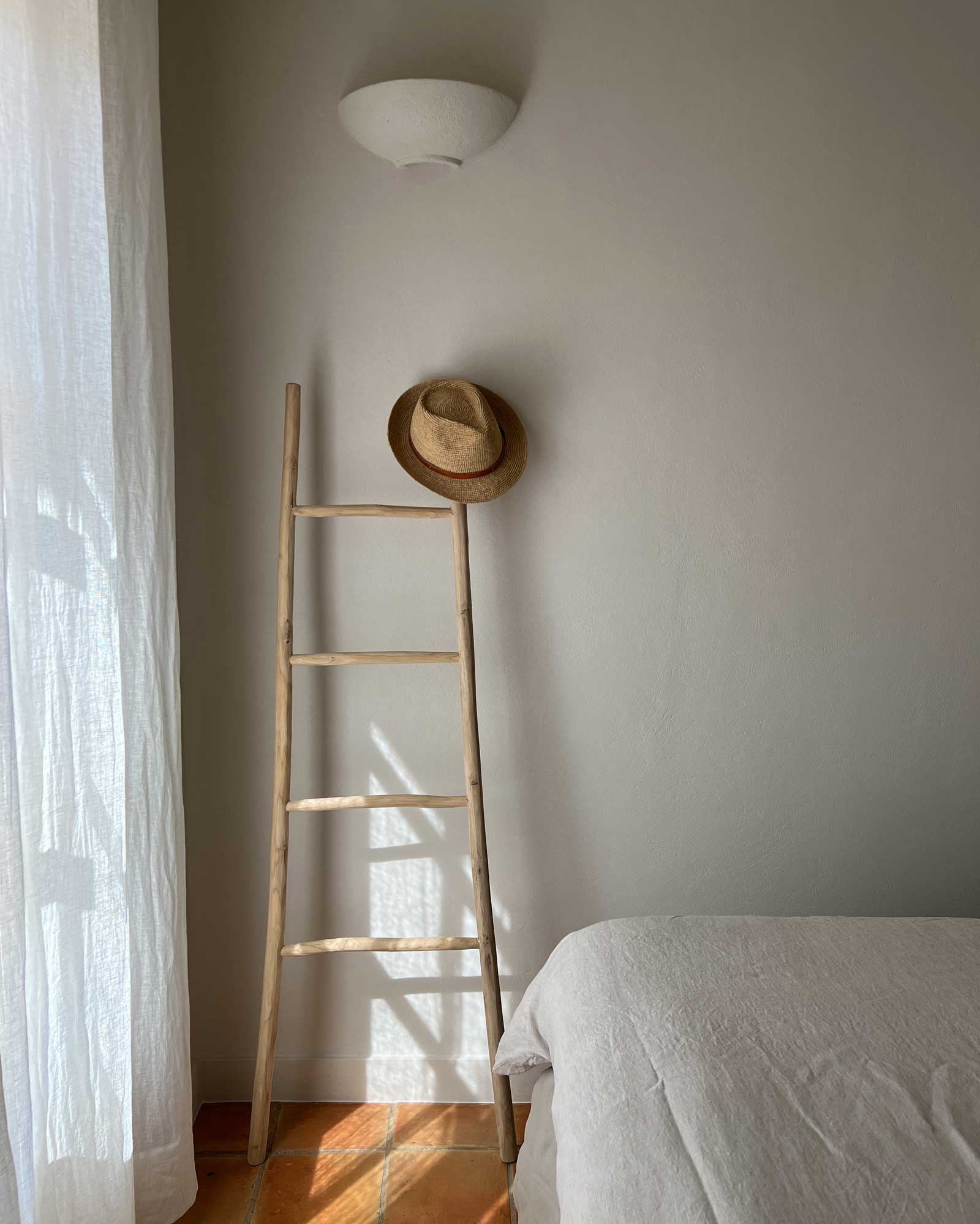 villa-armajeva_villa_Crillon-le-Brave-Provence-France_interior-bedroom-detail.jpg