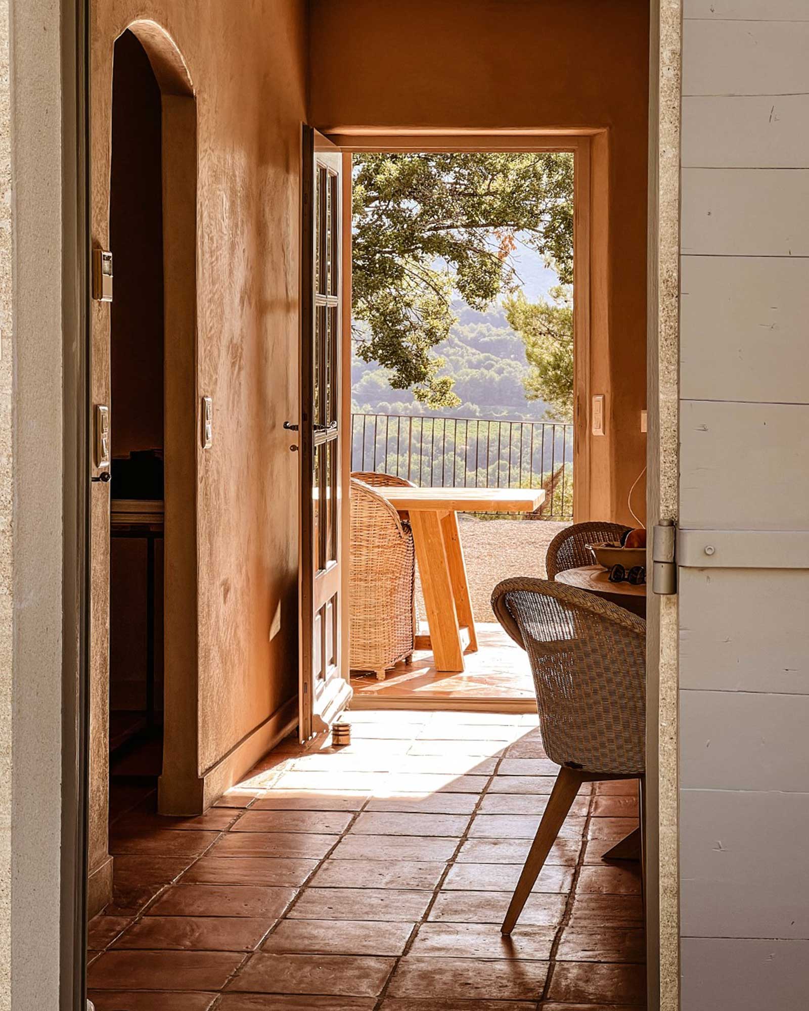 villa-armajeva_villa_Crillon-le-Brave-Provence-France_interior-view.jpg