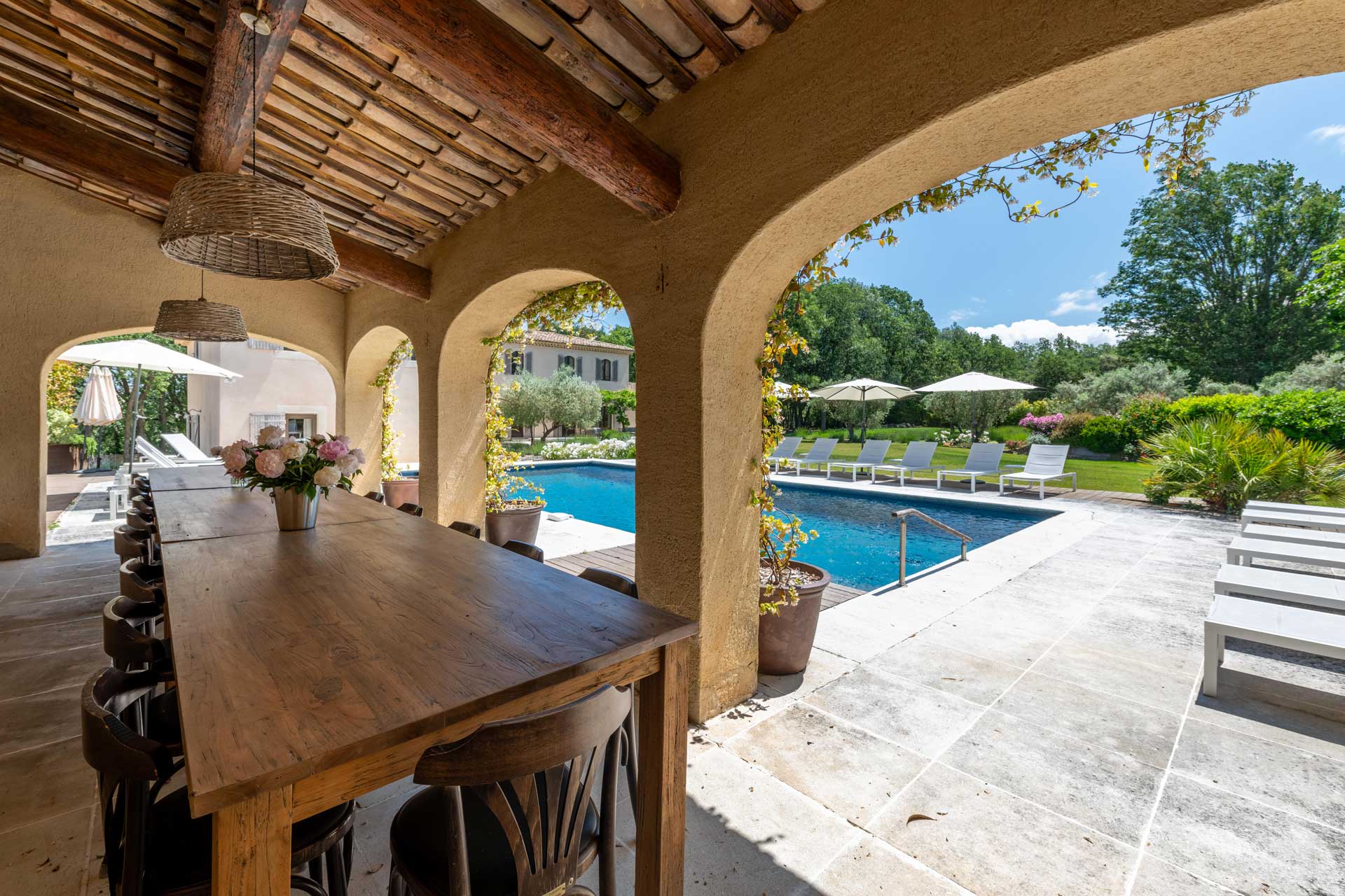 la-bastide-de-lorme_farmhouse_Louberon-Provence-France_exterior-arch.jpg