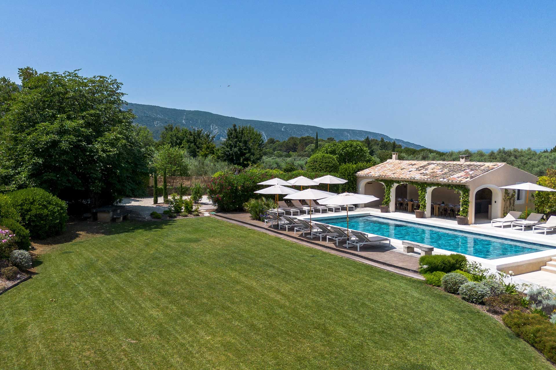 la-bastide-de-lorme_farmhouse_Louberon-Provence-France_exterior-drone.jpg