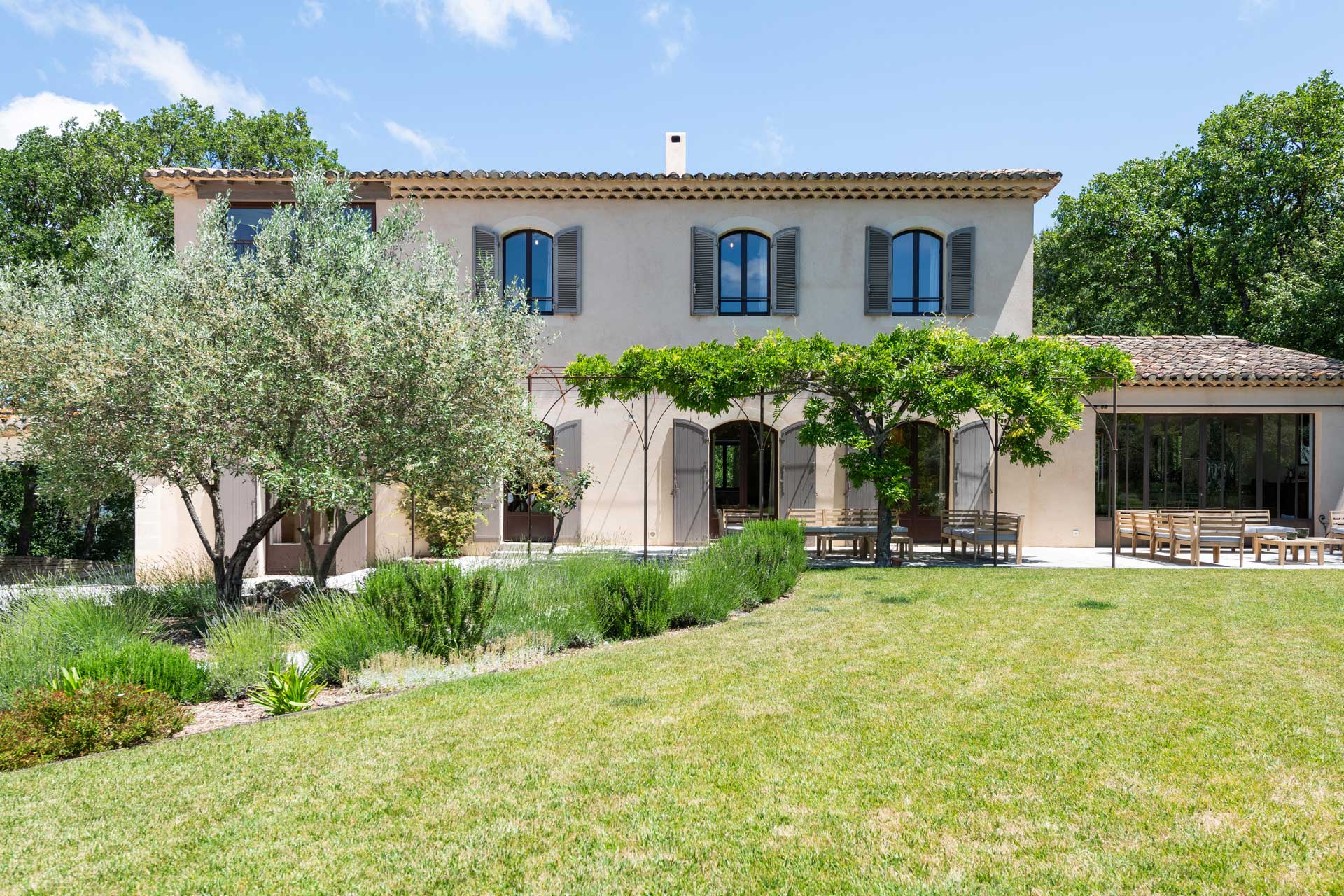 la-bastide-de-lorme_farmhouse_Louberon-Provence-France_exterior-facade.jpg