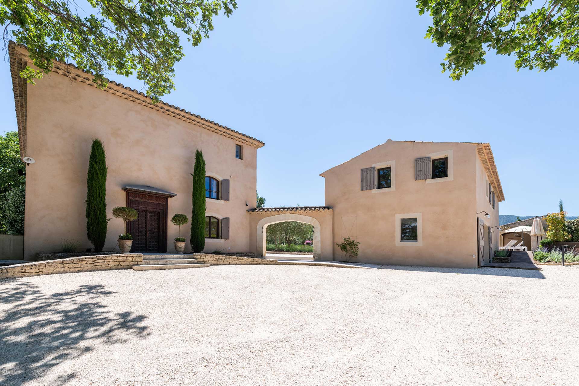 la-bastide-de-lorme_farmhouse_Louberon-Provence-France_exterior-facade-entrance.jpg