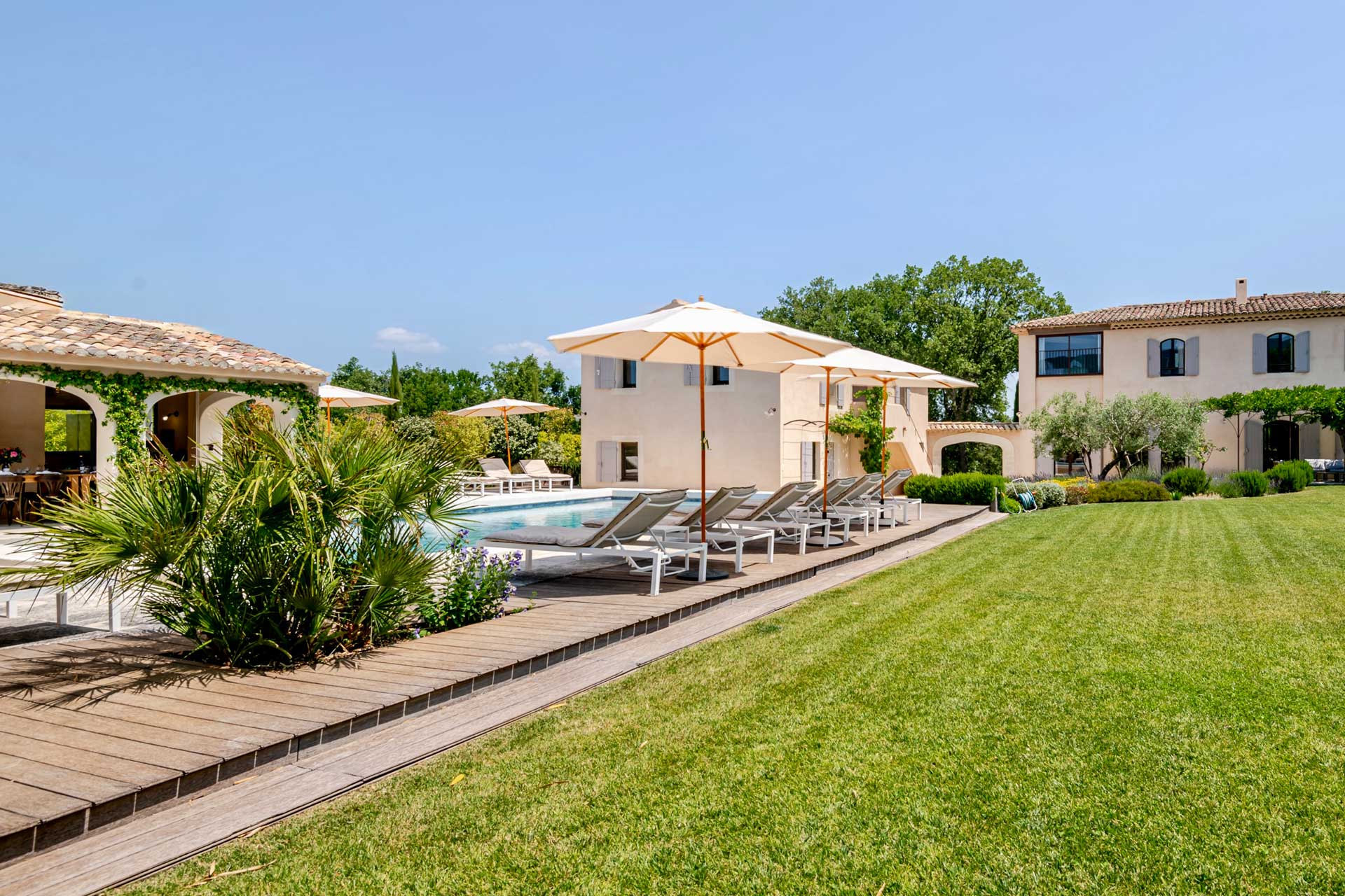 la-bastide-de-lorme_farmhouse_Louberon-Provence-France_exterior-garden.jpg