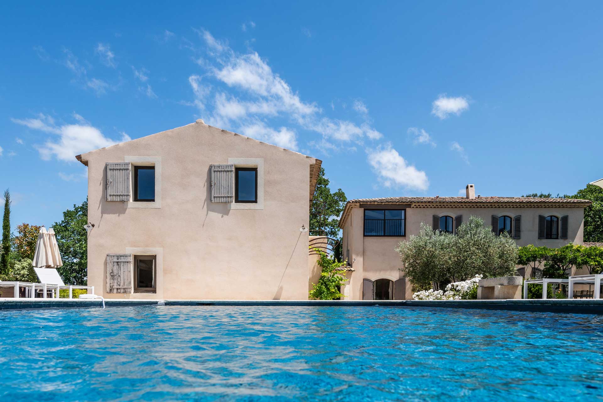 la-bastide-de-lorme_farmhouse_Louberon-Provence-France_exterior-pool-facade.jpg