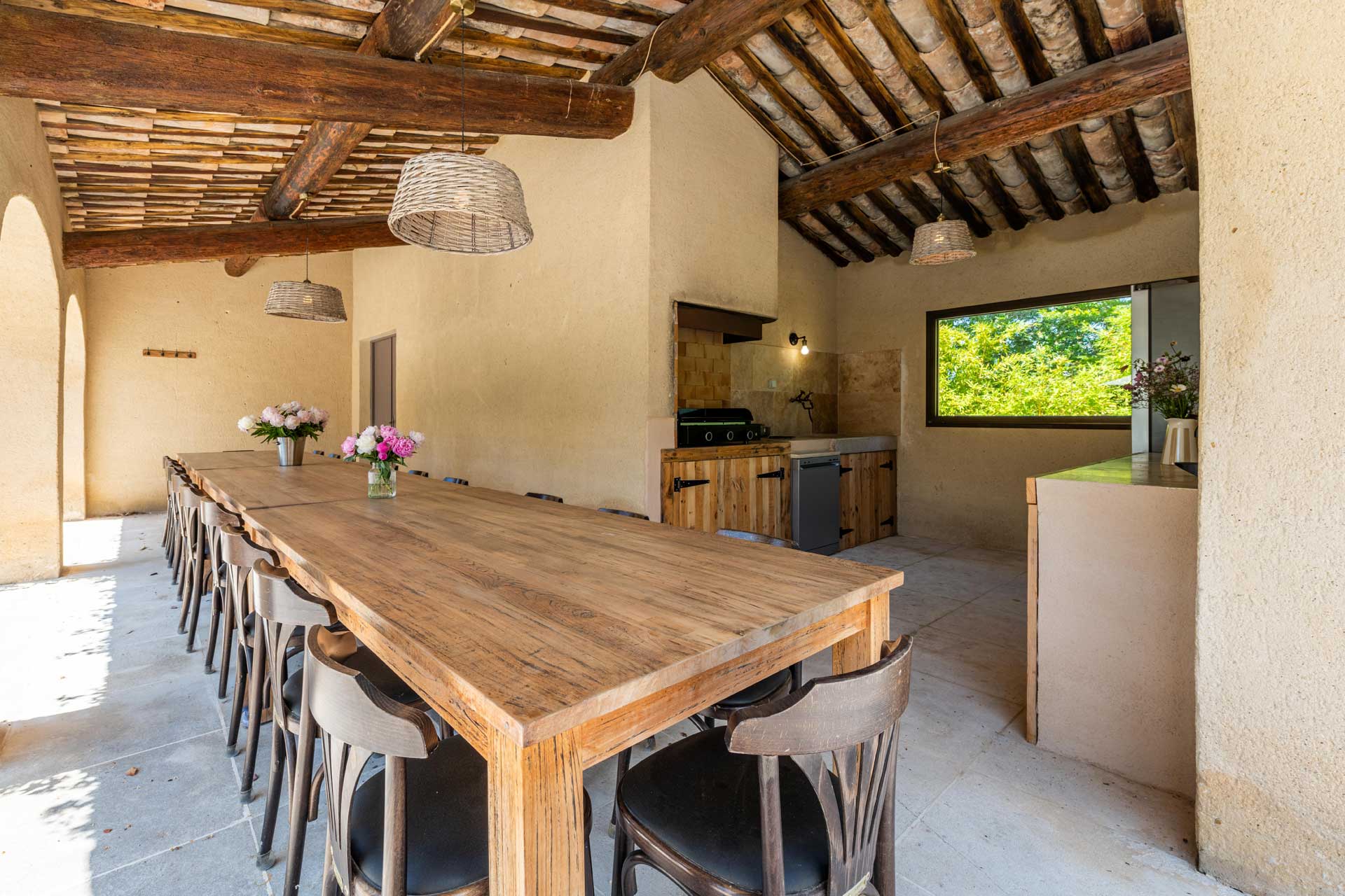 la-bastide-de-lorme_farmhouse_Louberon-Provence-France_exterior-table.jpg