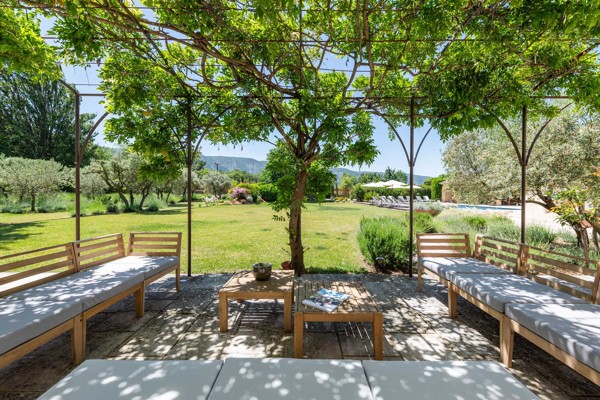 la-bastide-de-lorme_farmhouse_Louberon-Provence-France_exterior-terrace.jpg