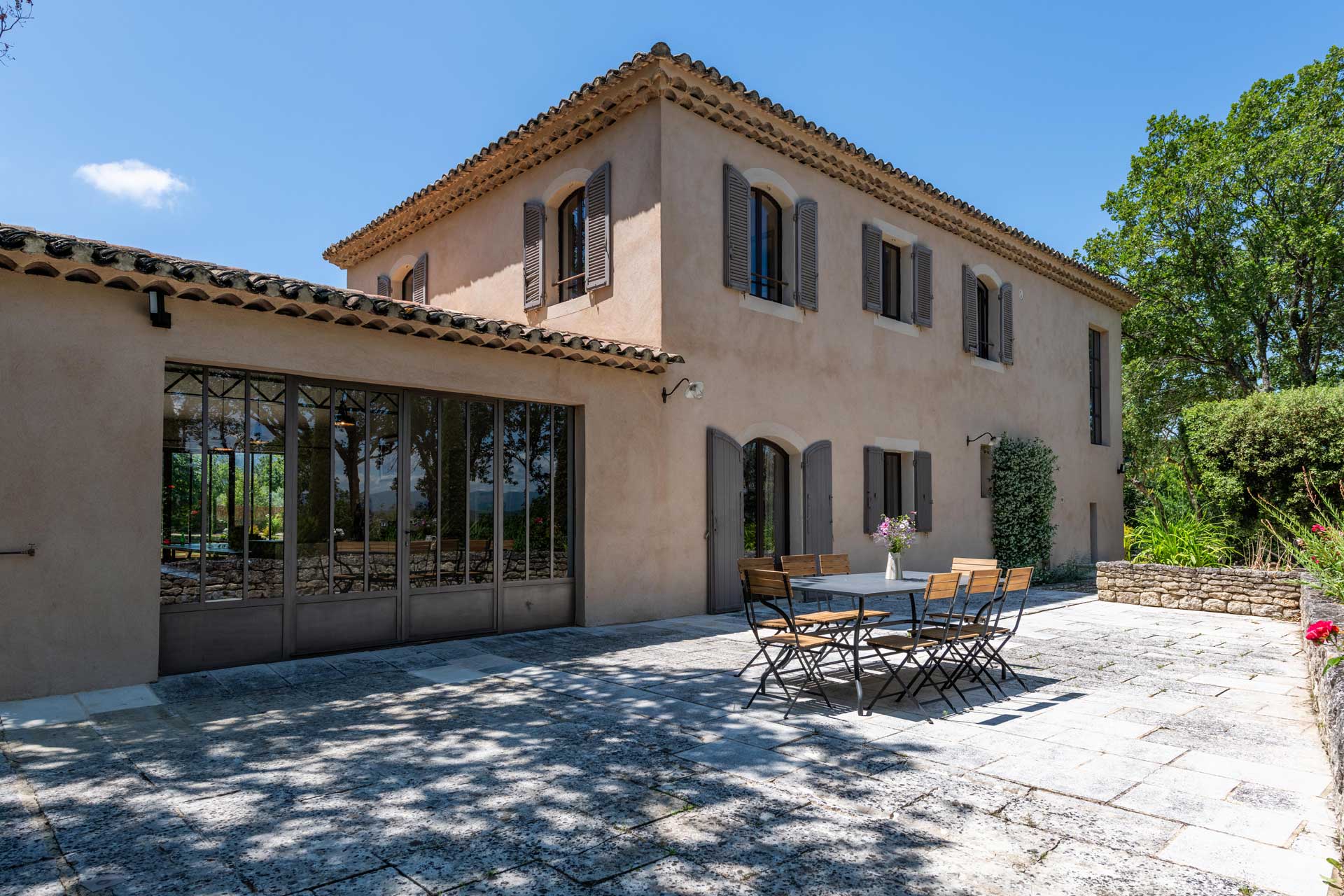 la-bastide-de-lorme_farmhouse_Louberon-Provence-France_exterior-terrace-table.jpg