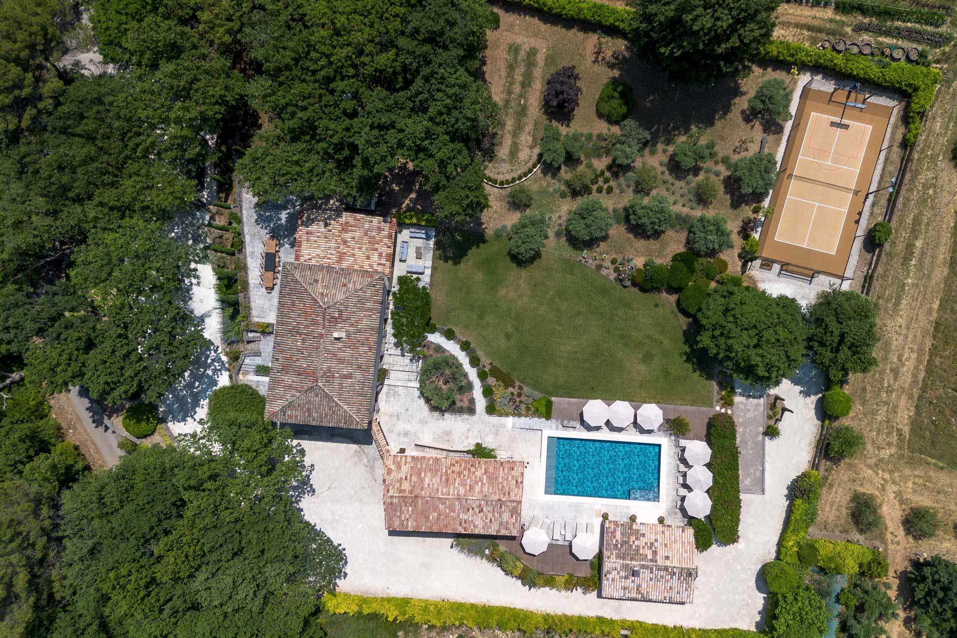 la-bastide-de-lorme_farmhouse_Louberon-Provence-France_exterior-top-view.jpg